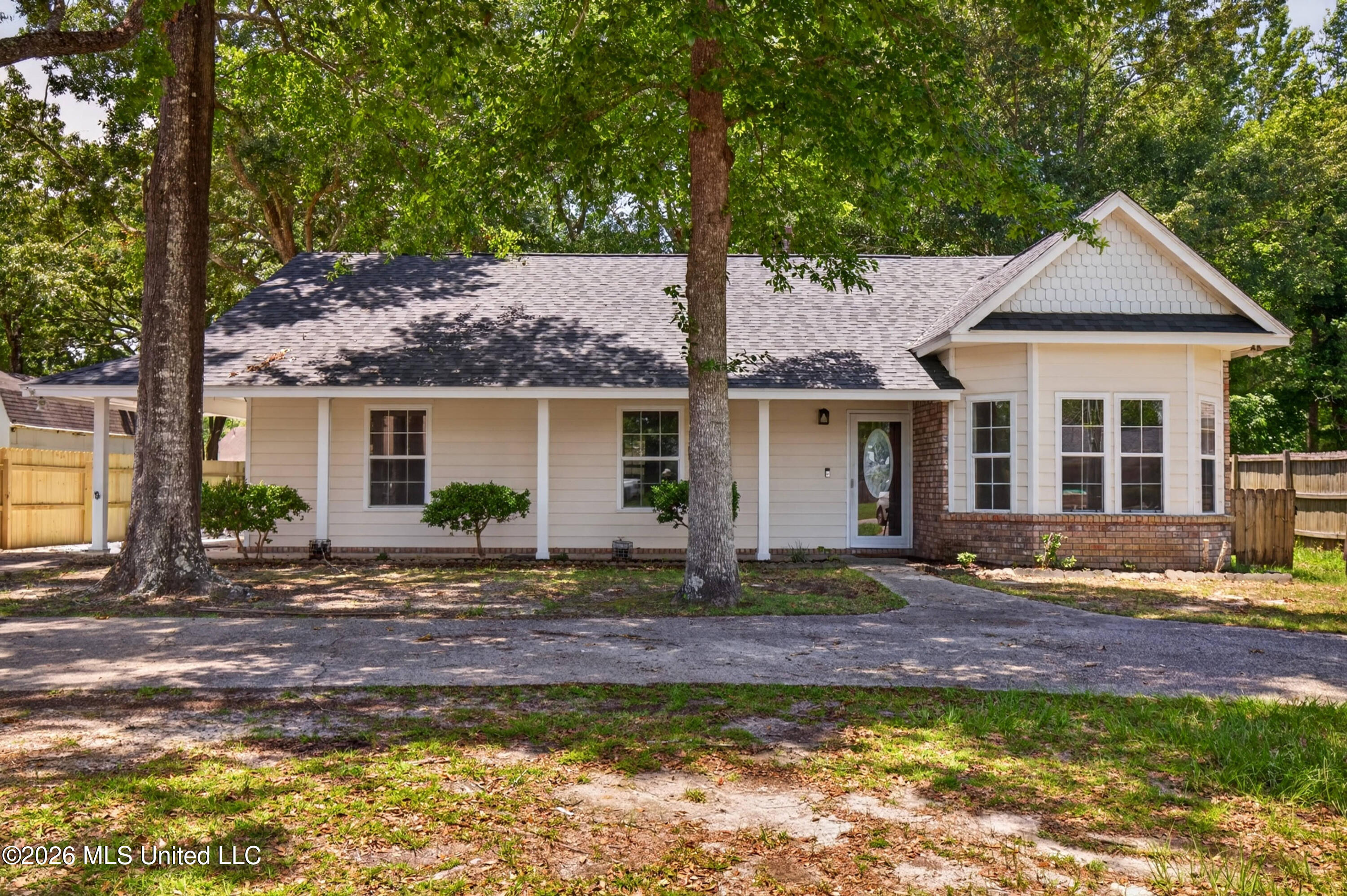 2621 Beachview Drive Property Photo 1
