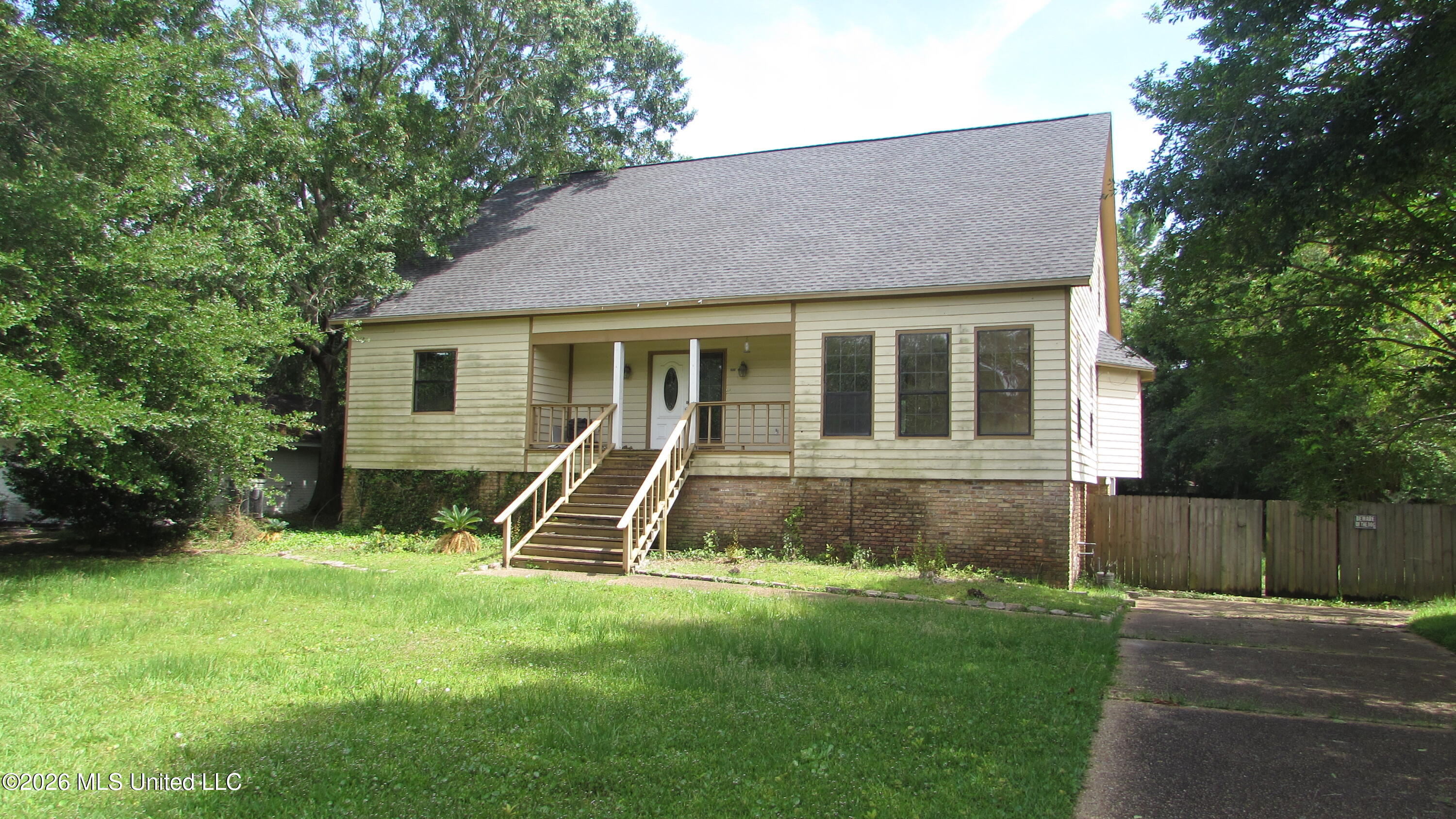 14 Greenbriar Drive Property Photo 2