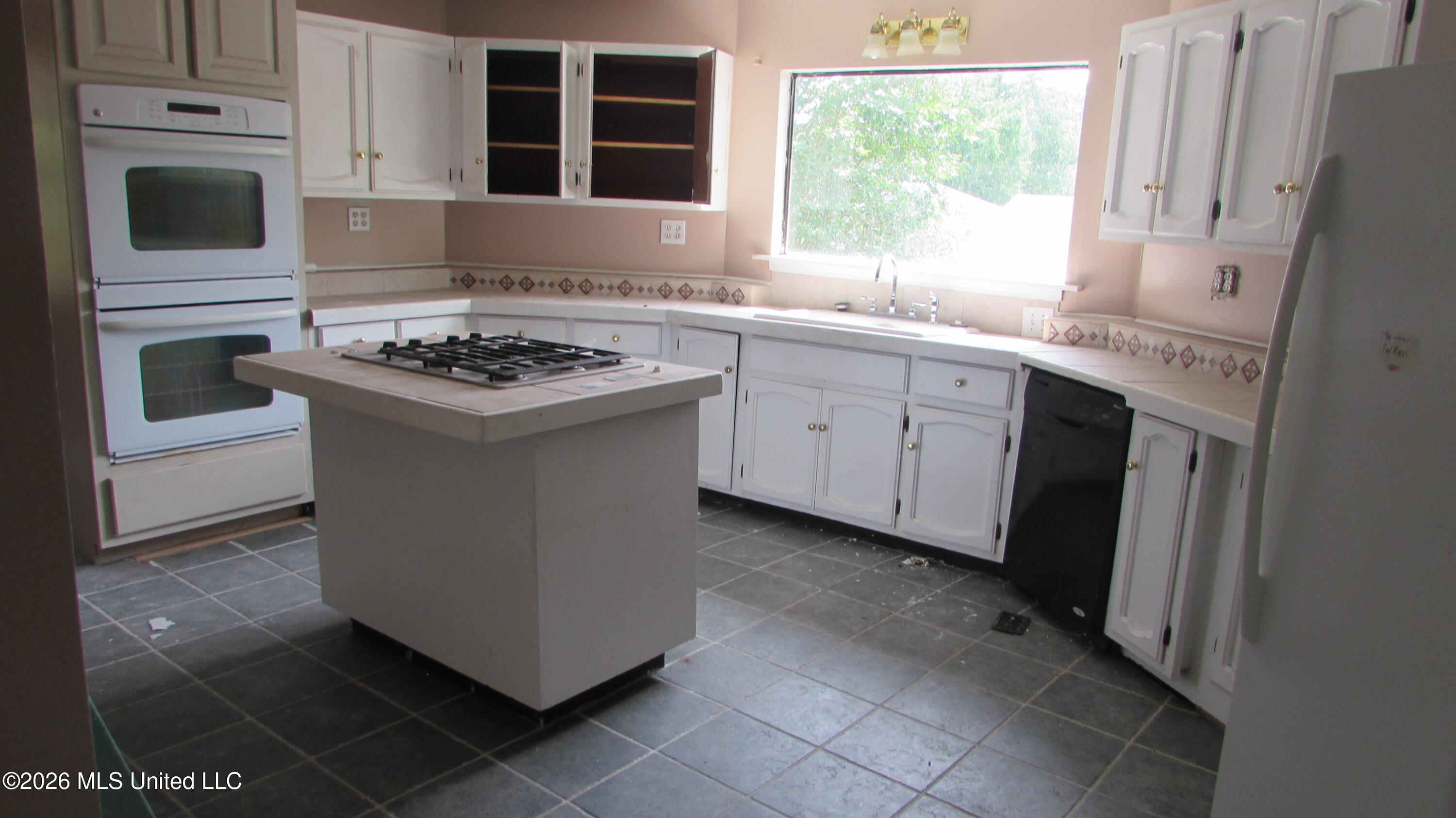 14 Greenbriar Drive Property Photo 5