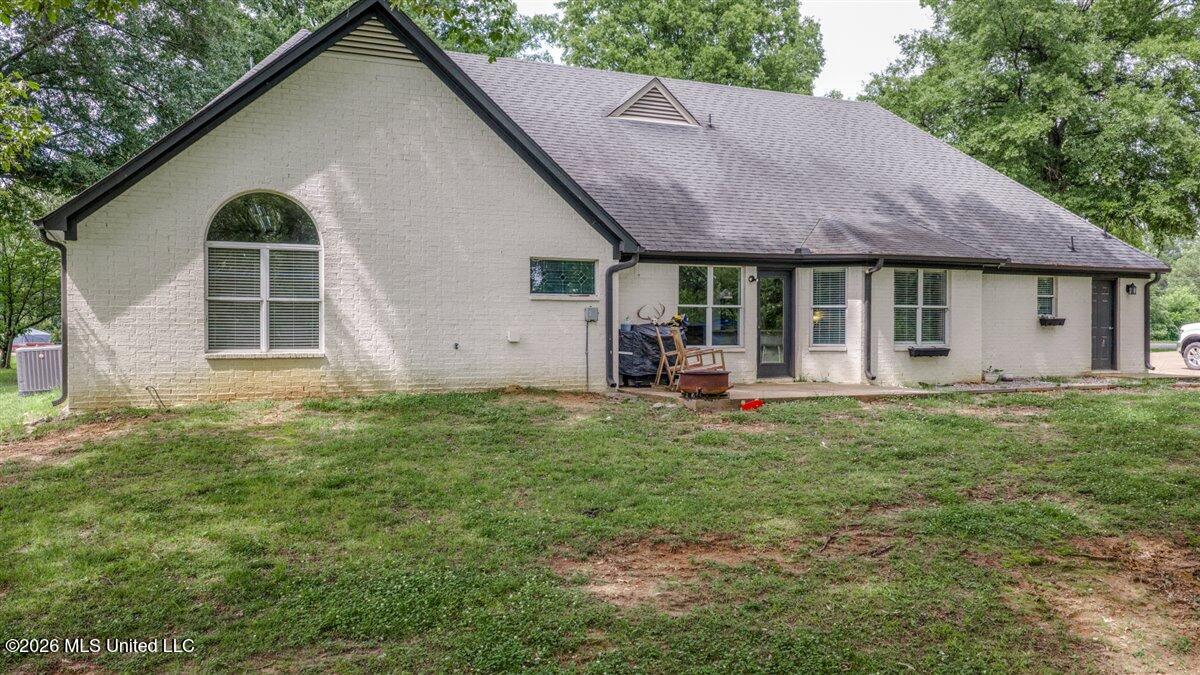 1605 Windy Lane Property Photo 3
