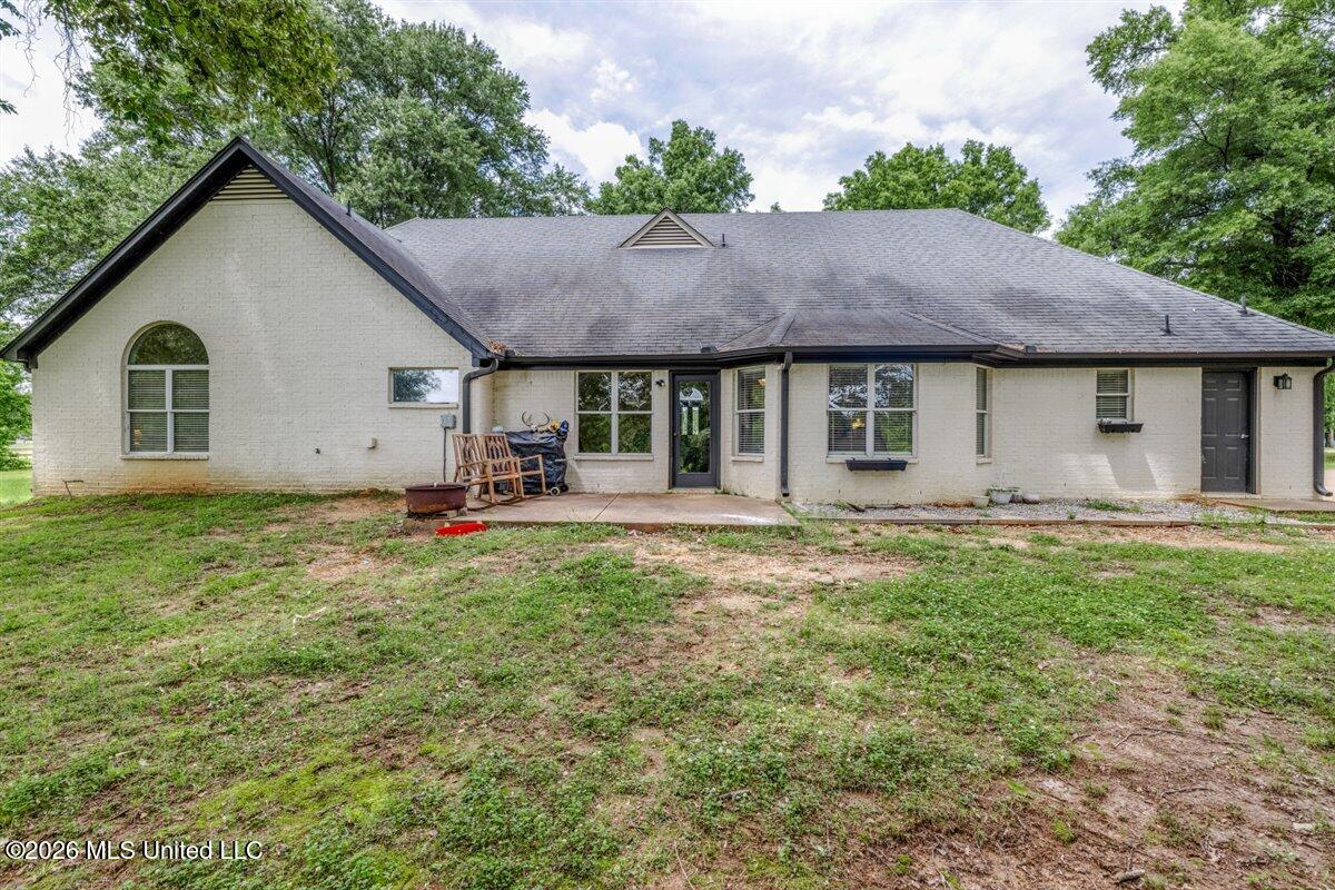 1605 Windy Lane Property Photo 4