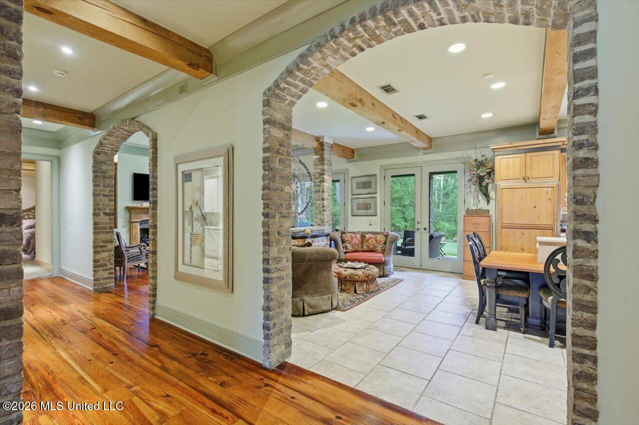 385 Kingsbridge Road Property Photo 7
