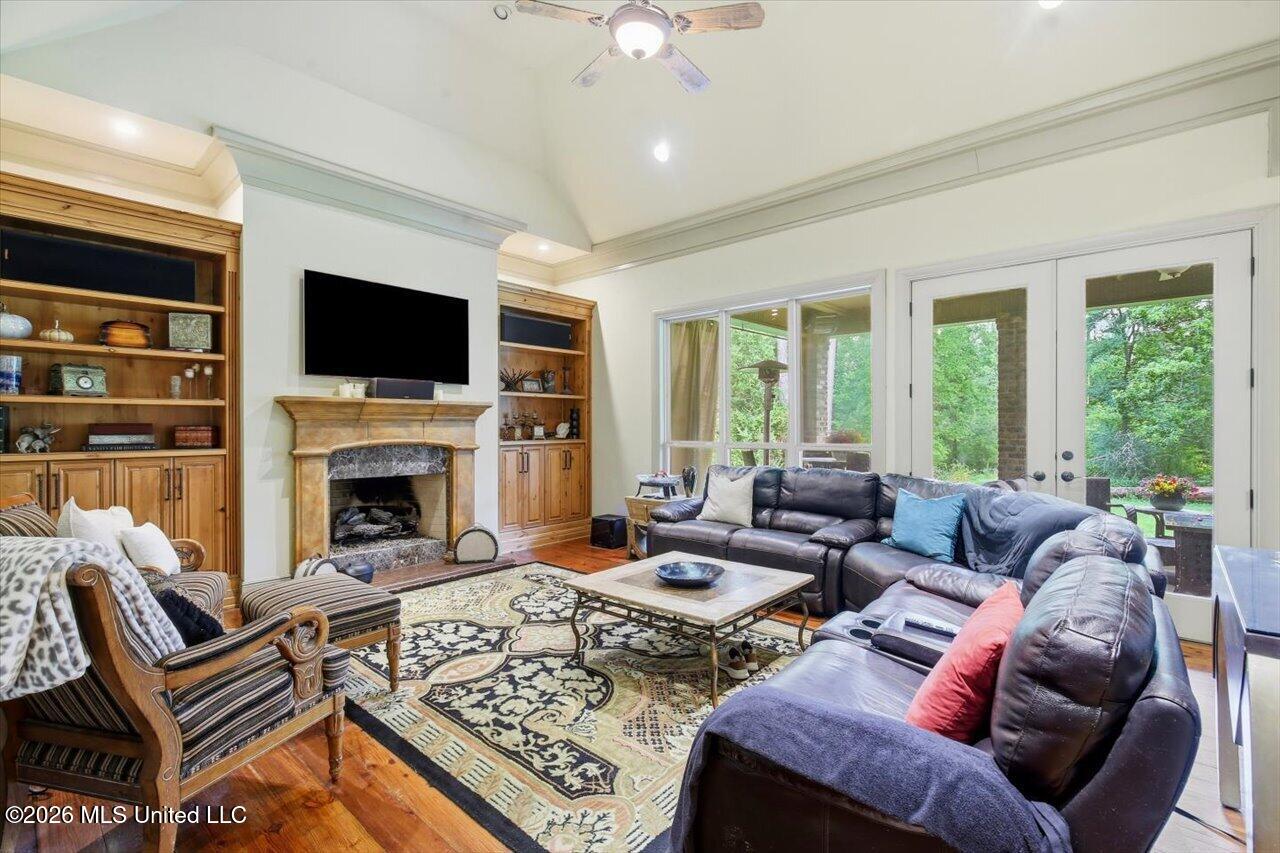385 Kingsbridge Road Property Photo 9