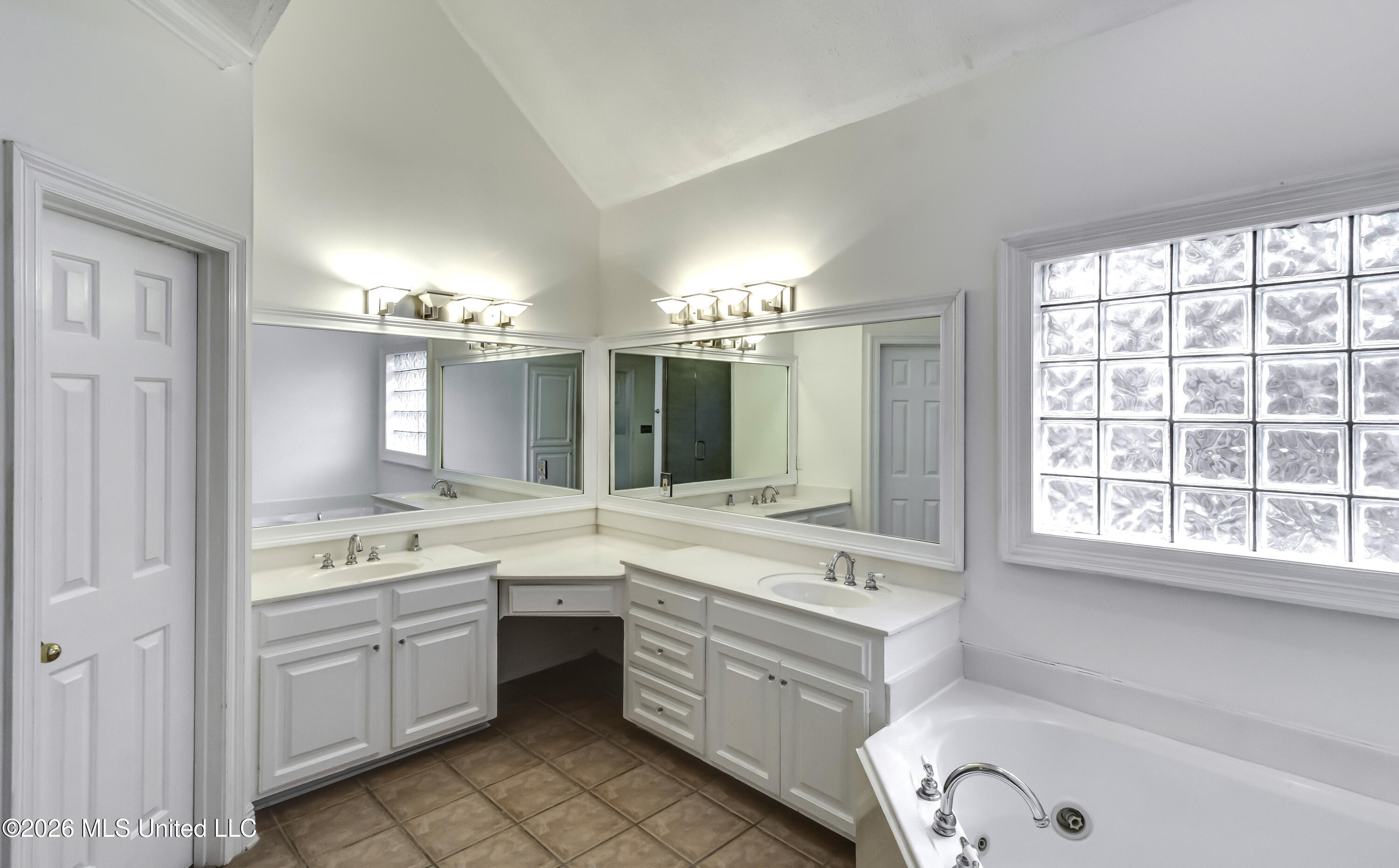 137 Whisper Lake Boulevard Property Photo 36