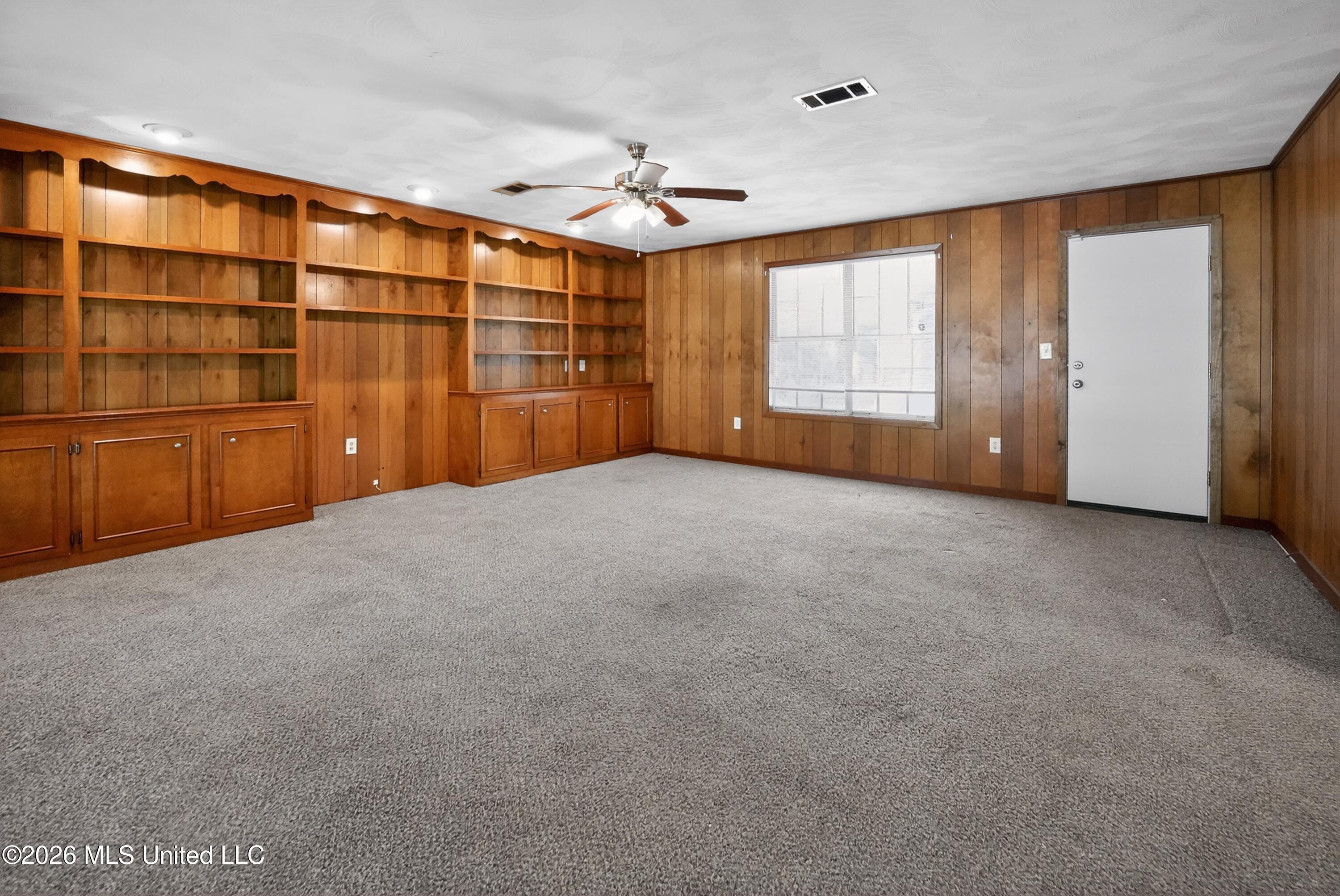 3024 Longwood Drive Property Photo 4