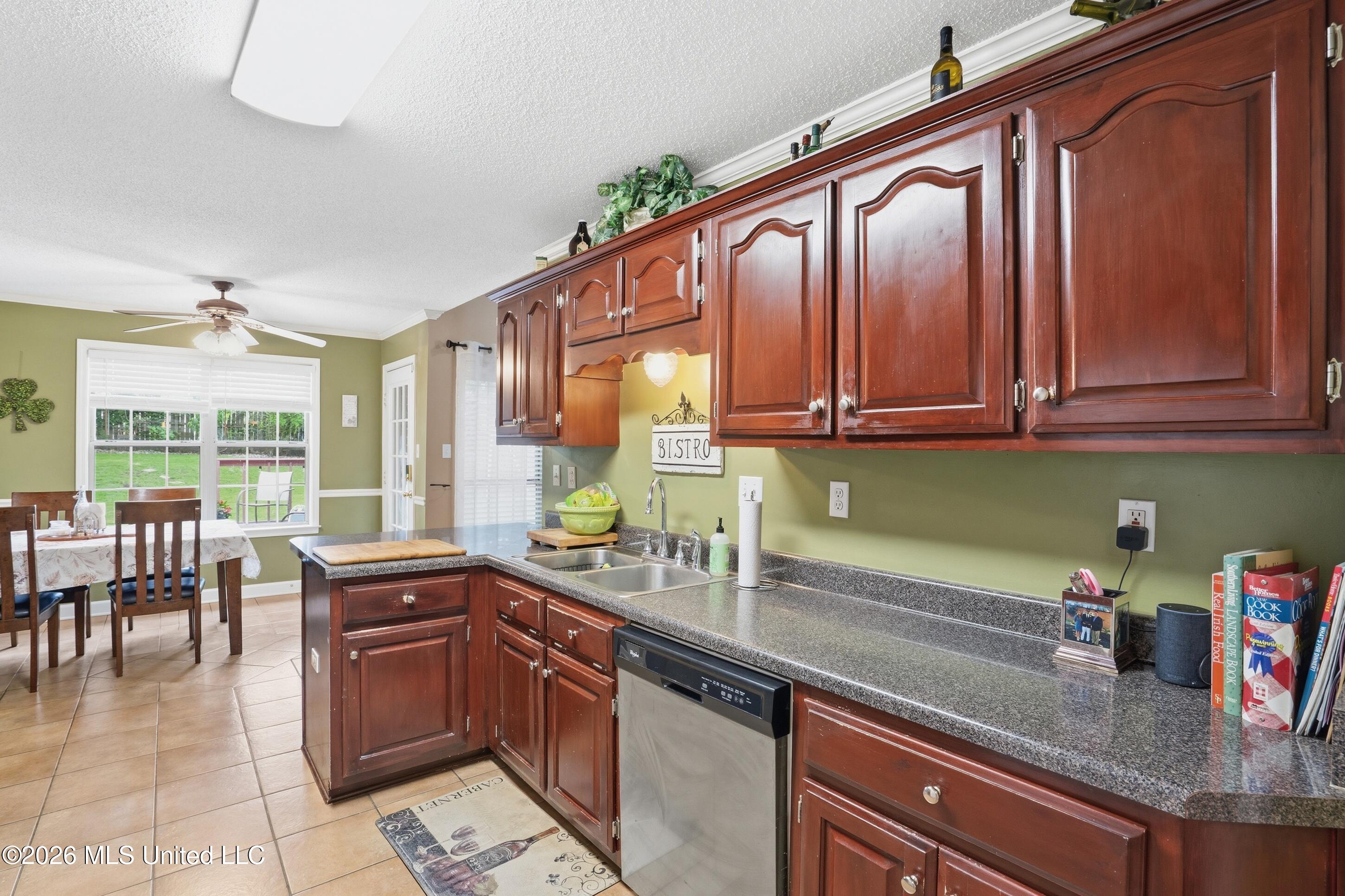 6093 Shadow Oaks Cove S Property Photo 15