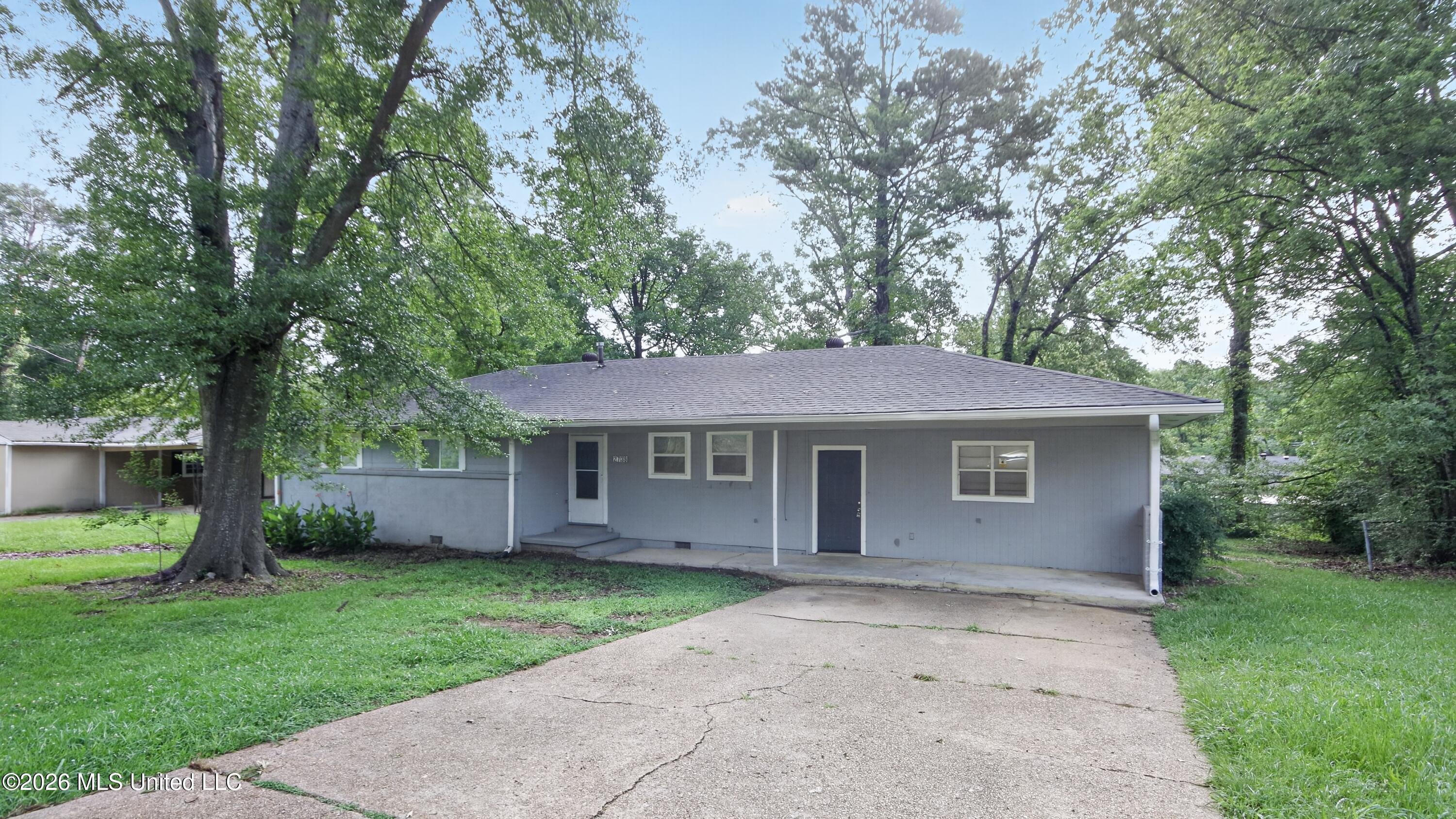 2738 Woodside Drive Property Photo 3