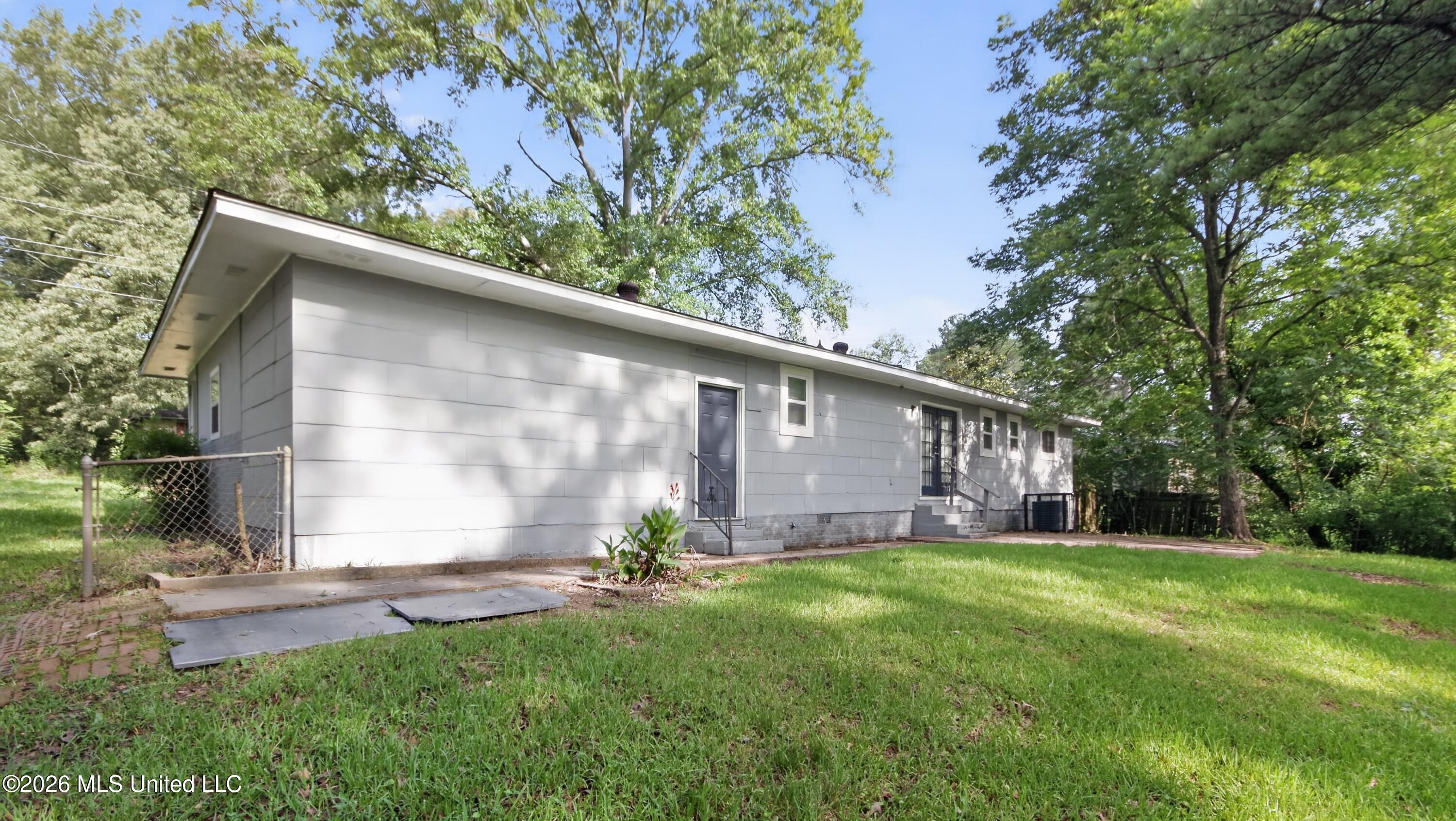 2738 Woodside Drive Property Photo 4