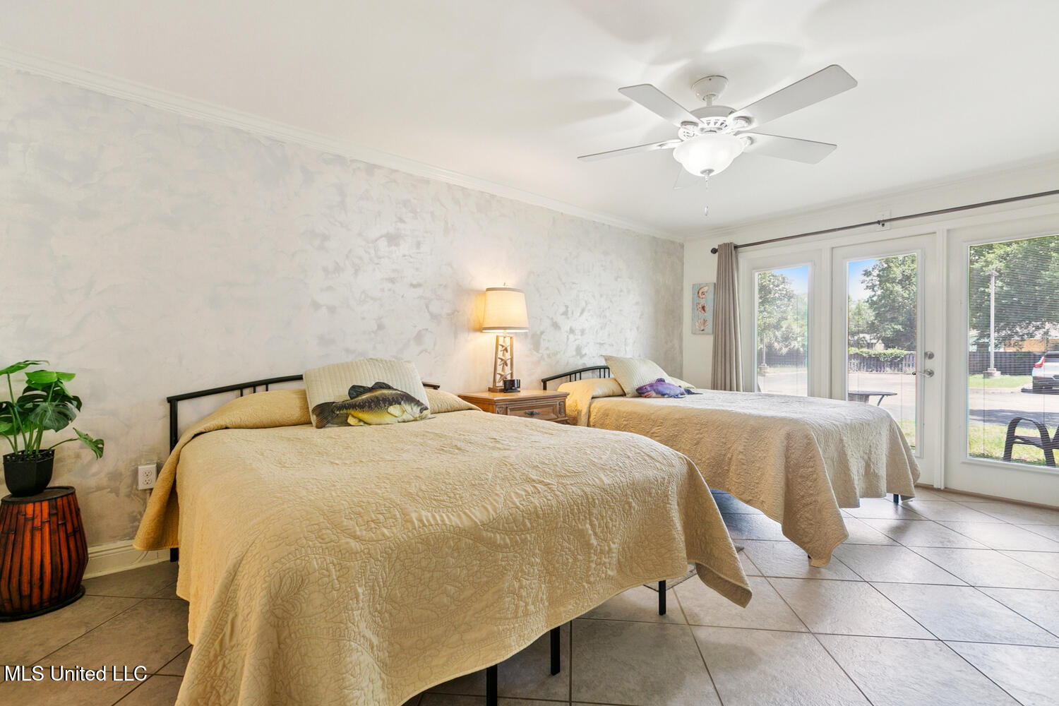 2046 Beach Boulevard Property Photo 7