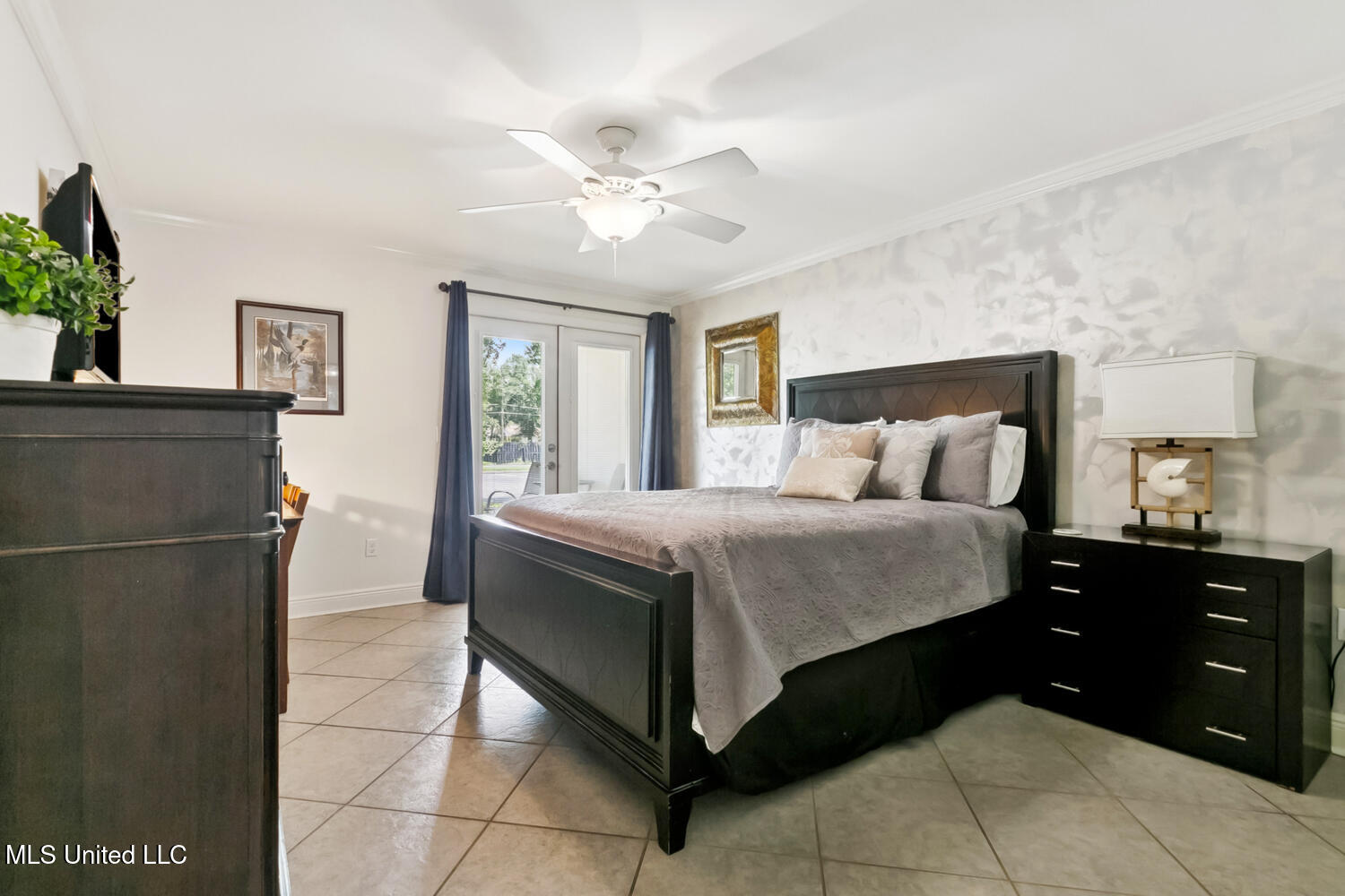 2046 Beach Boulevard Property Photo 10