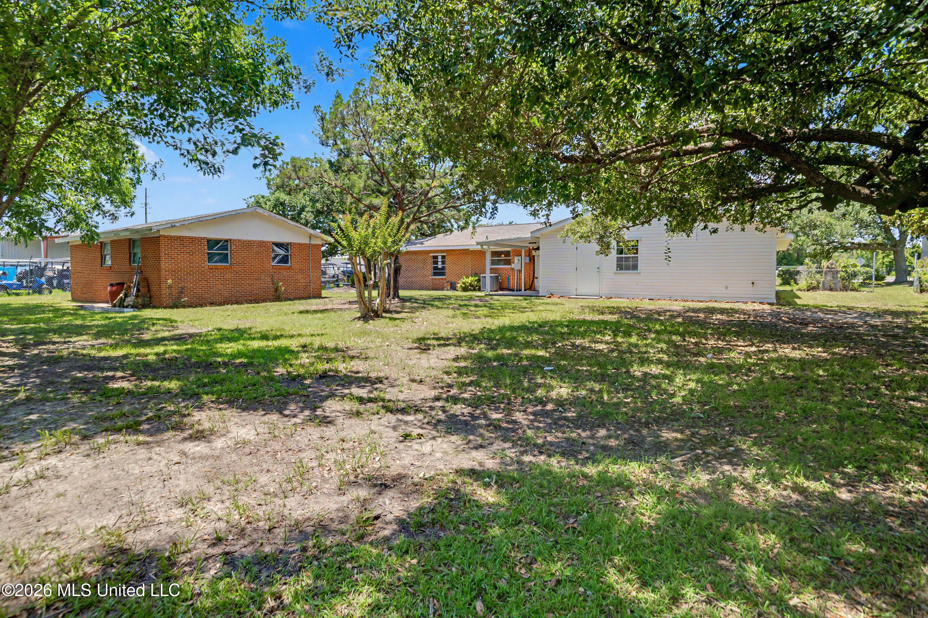 805 Bouslog Street Property Photo 33