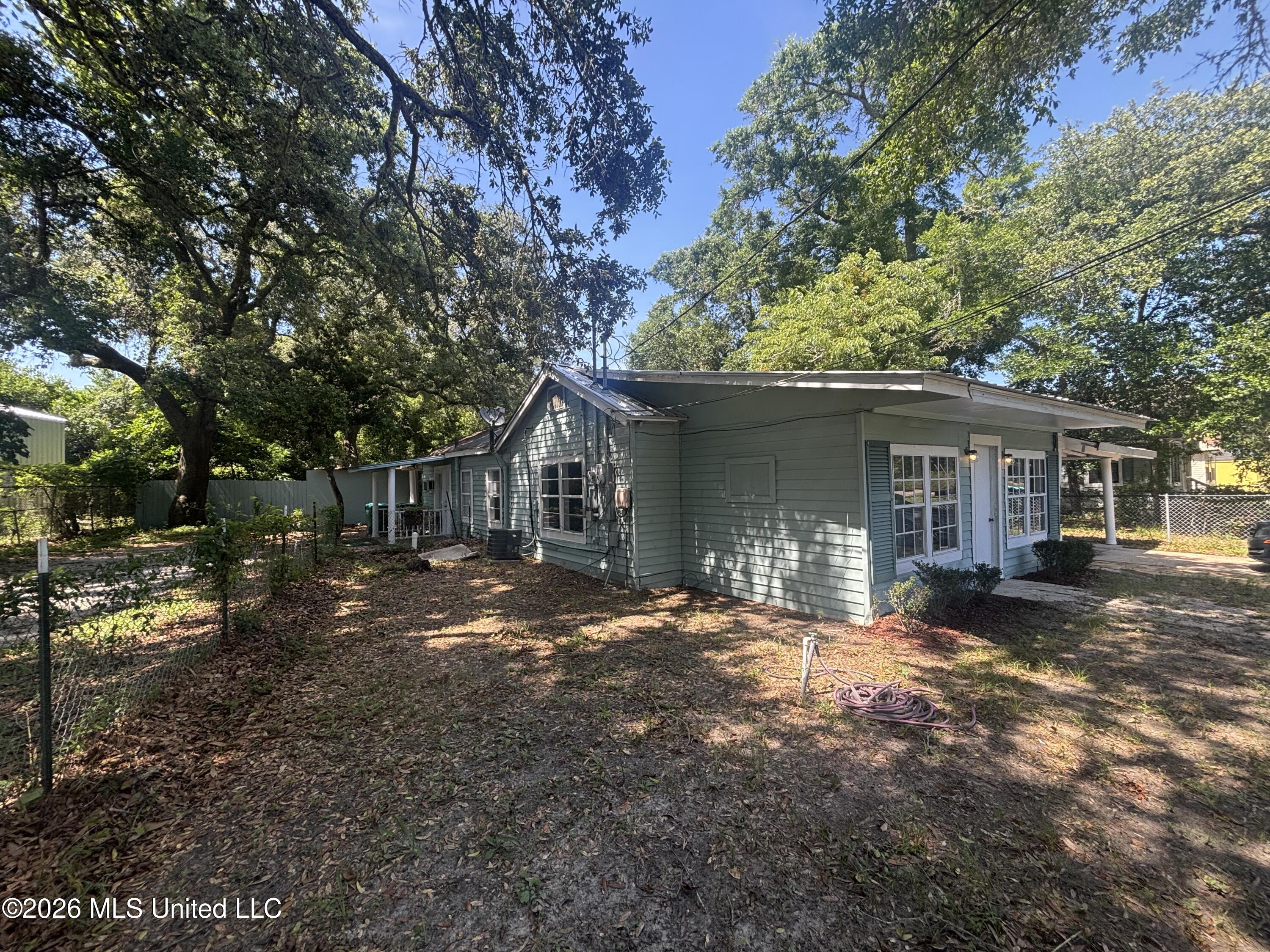 522 E Railroad Street Property Photo 2