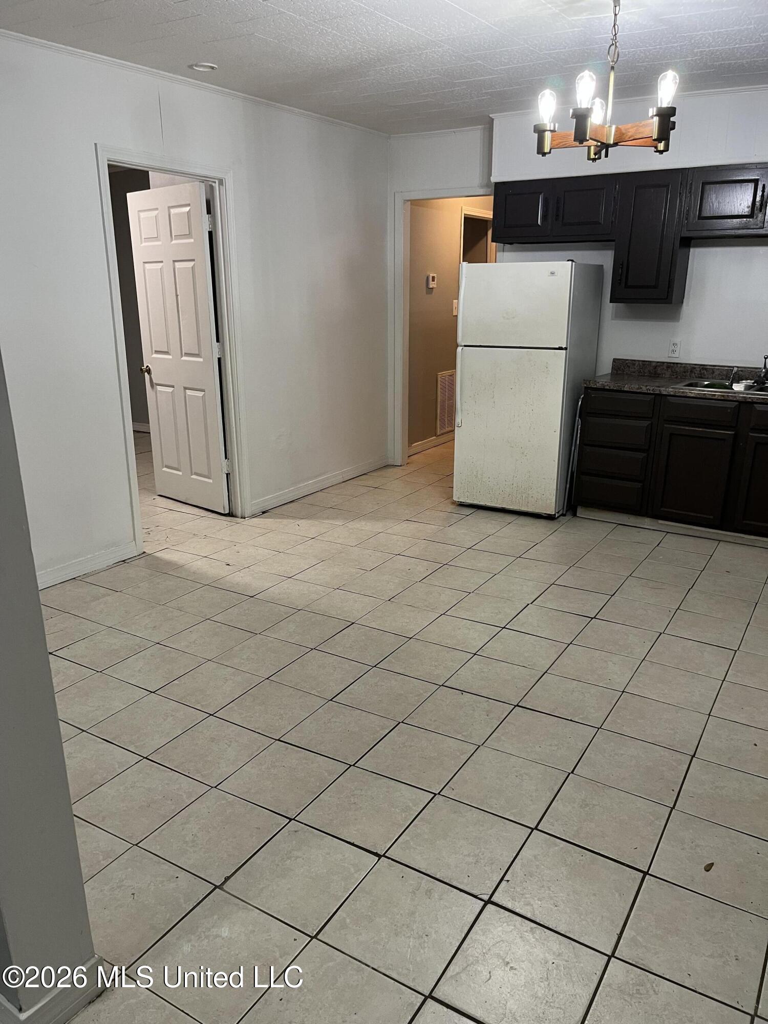 522 E Railroad Street Property Photo 3