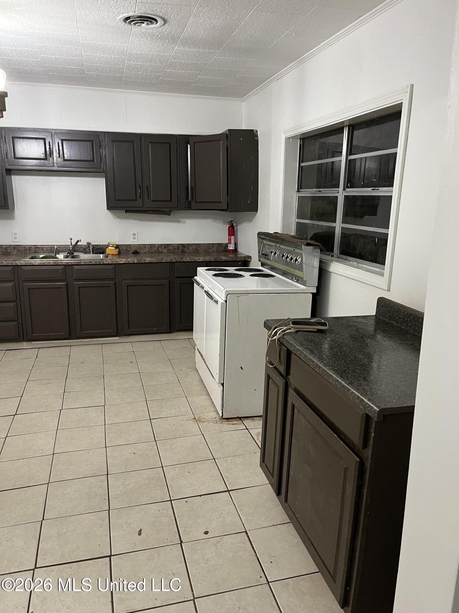 522 E Railroad Street Property Photo 4