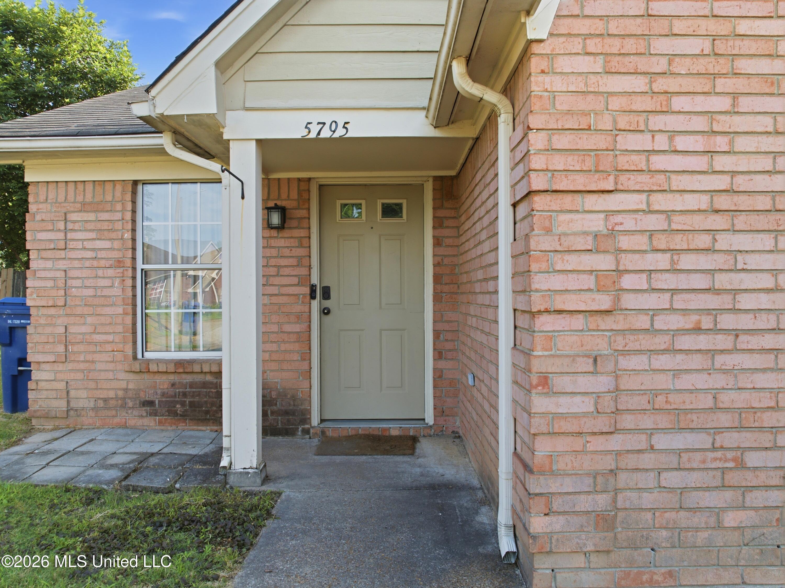 5795 Amaray Cove Property Photo 3