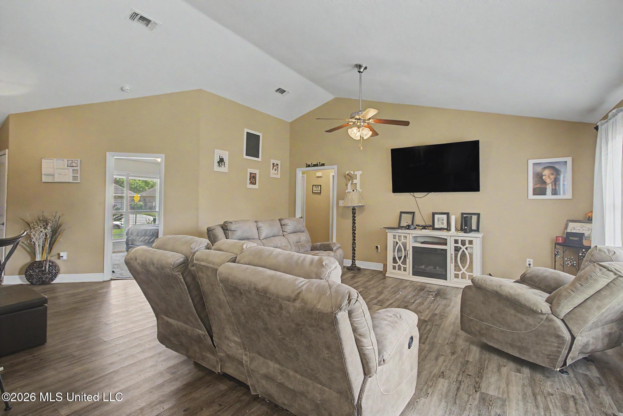 117 Brackish Place Property Photo 4