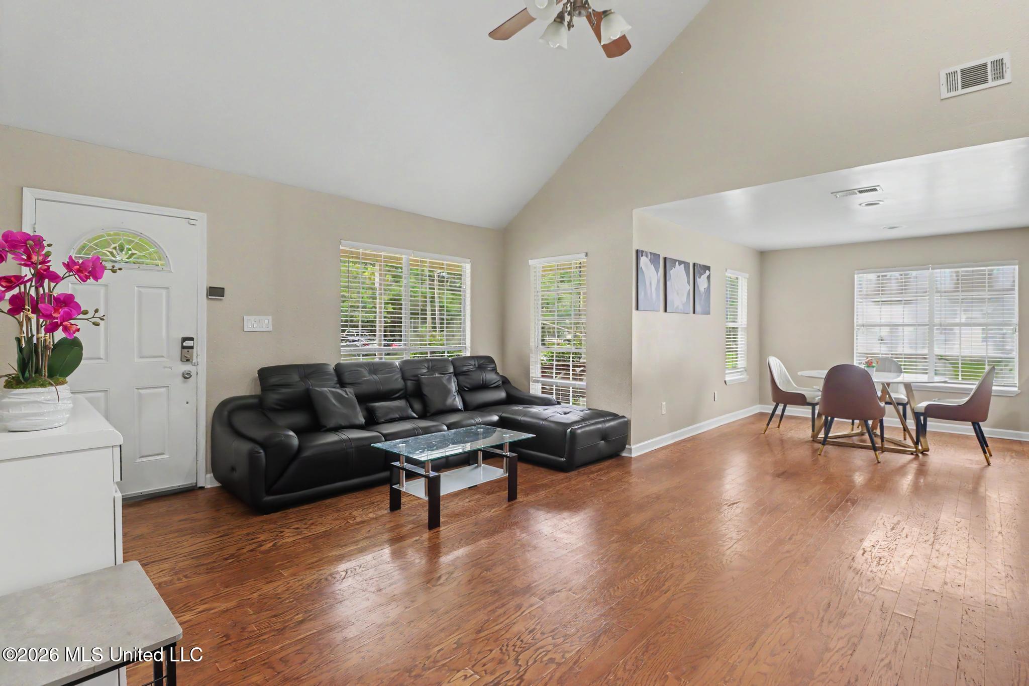 492 Royal Oak Drive Property Photo 4
