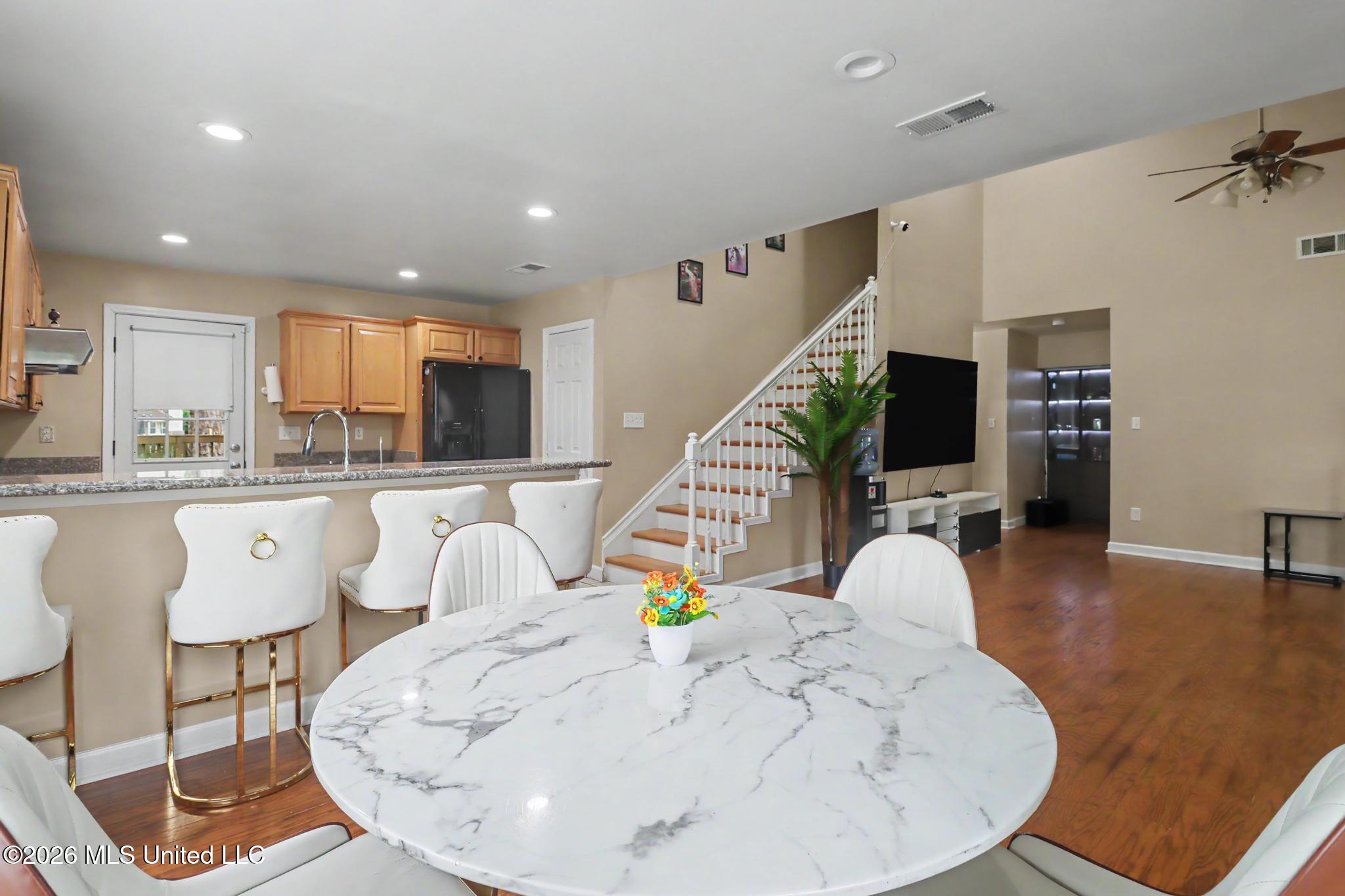 492 Royal Oak Drive Property Photo 5