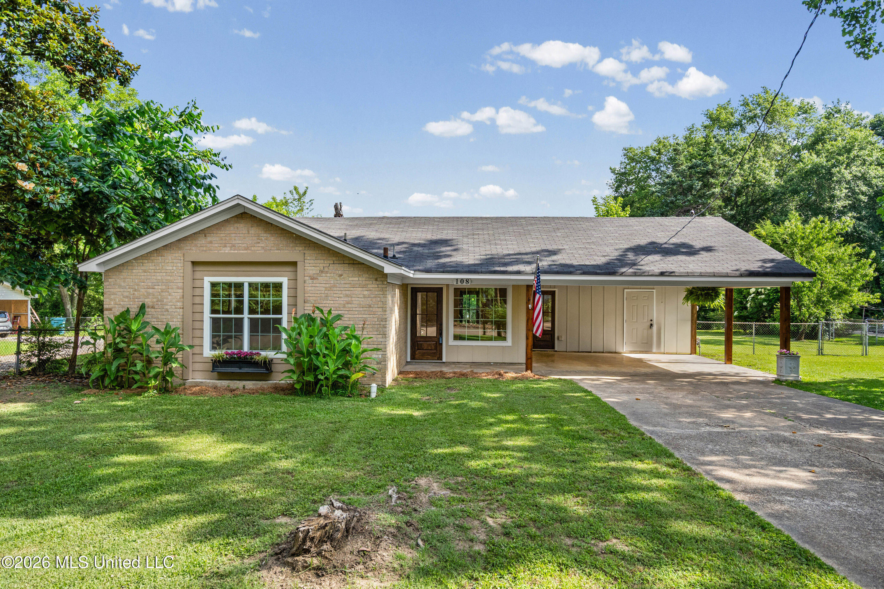 108 E Mclaurin Street Property Photo 1