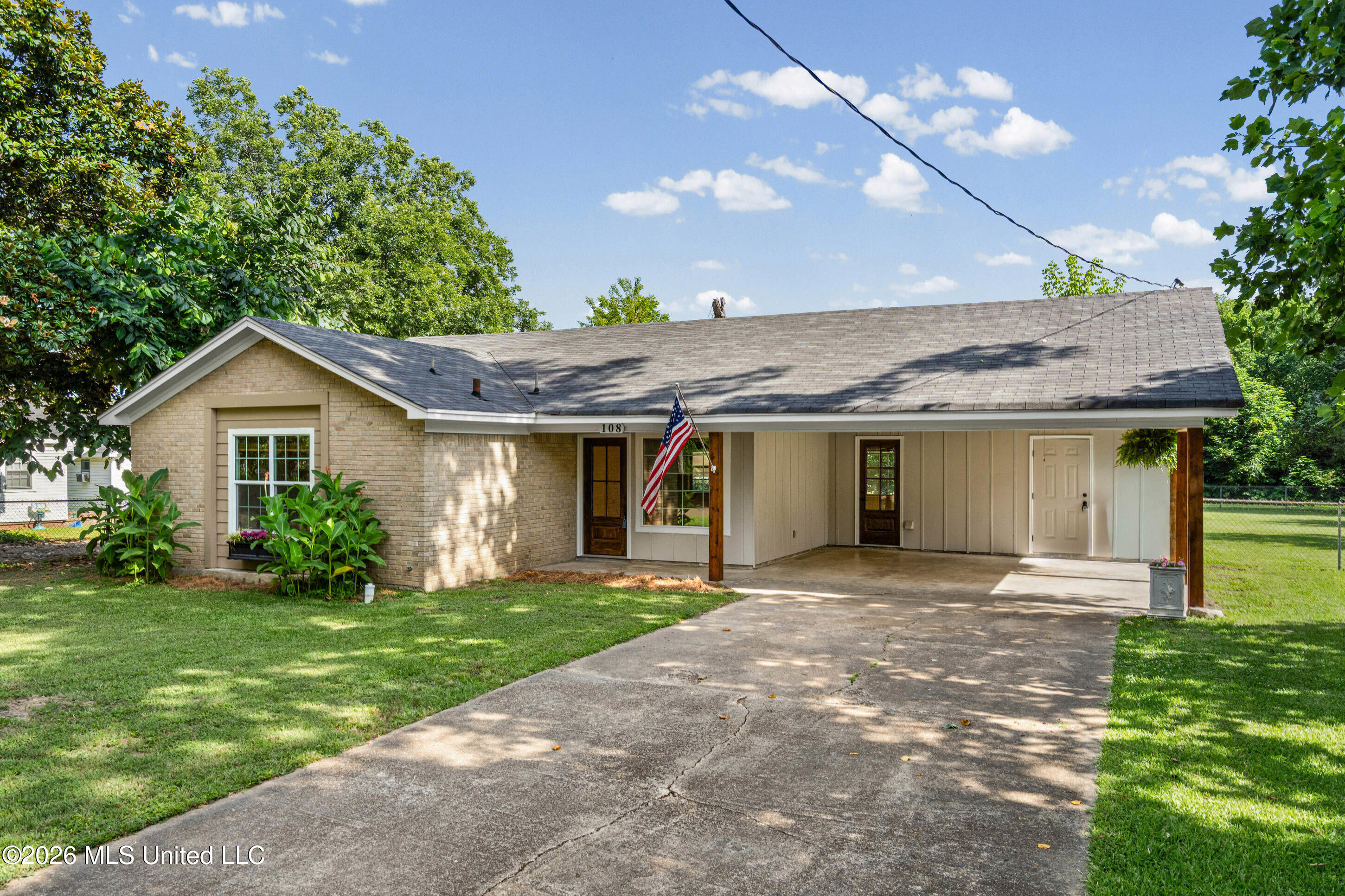 108 E Mclaurin Street Property Photo 2