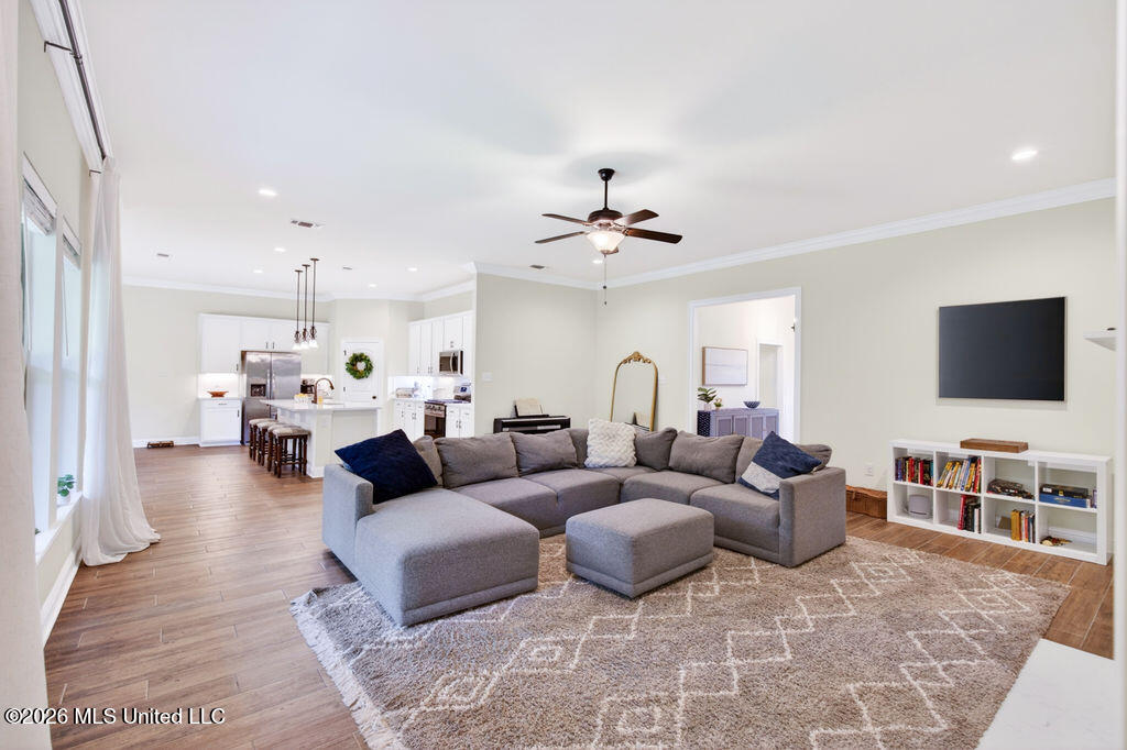 6855 Rolling Green Drive Property Photo 8
