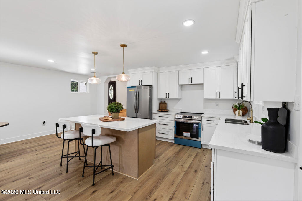 901 De La Pointe Drive Property Photo 1