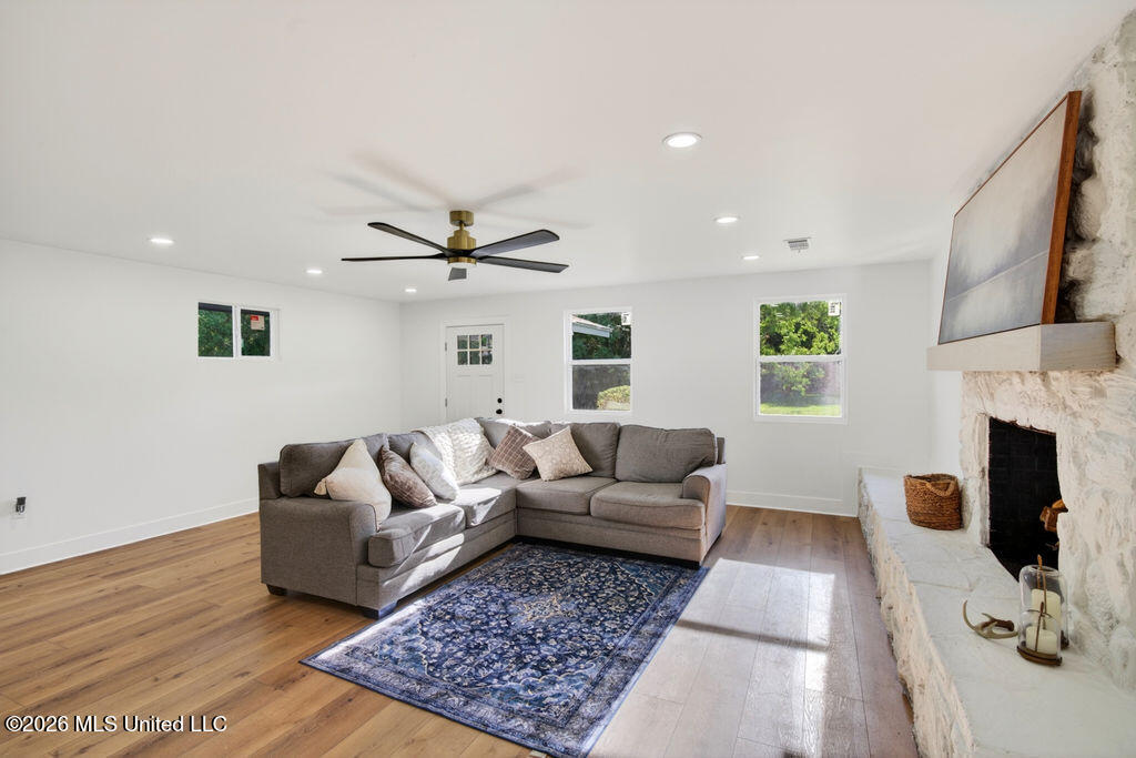 901 De La Pointe Drive Property Photo 18