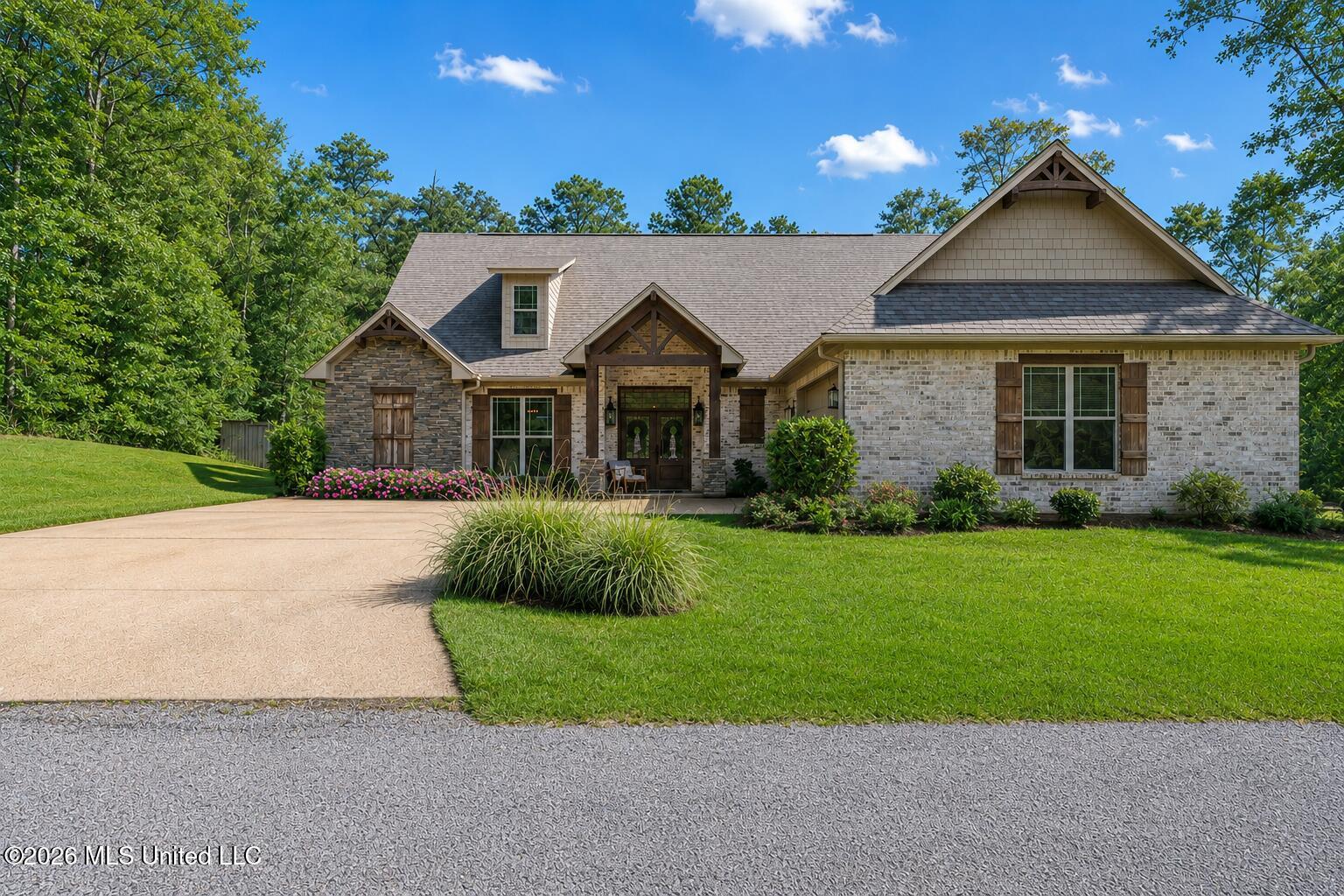 112 Laurelwood Trail Property Photo 1