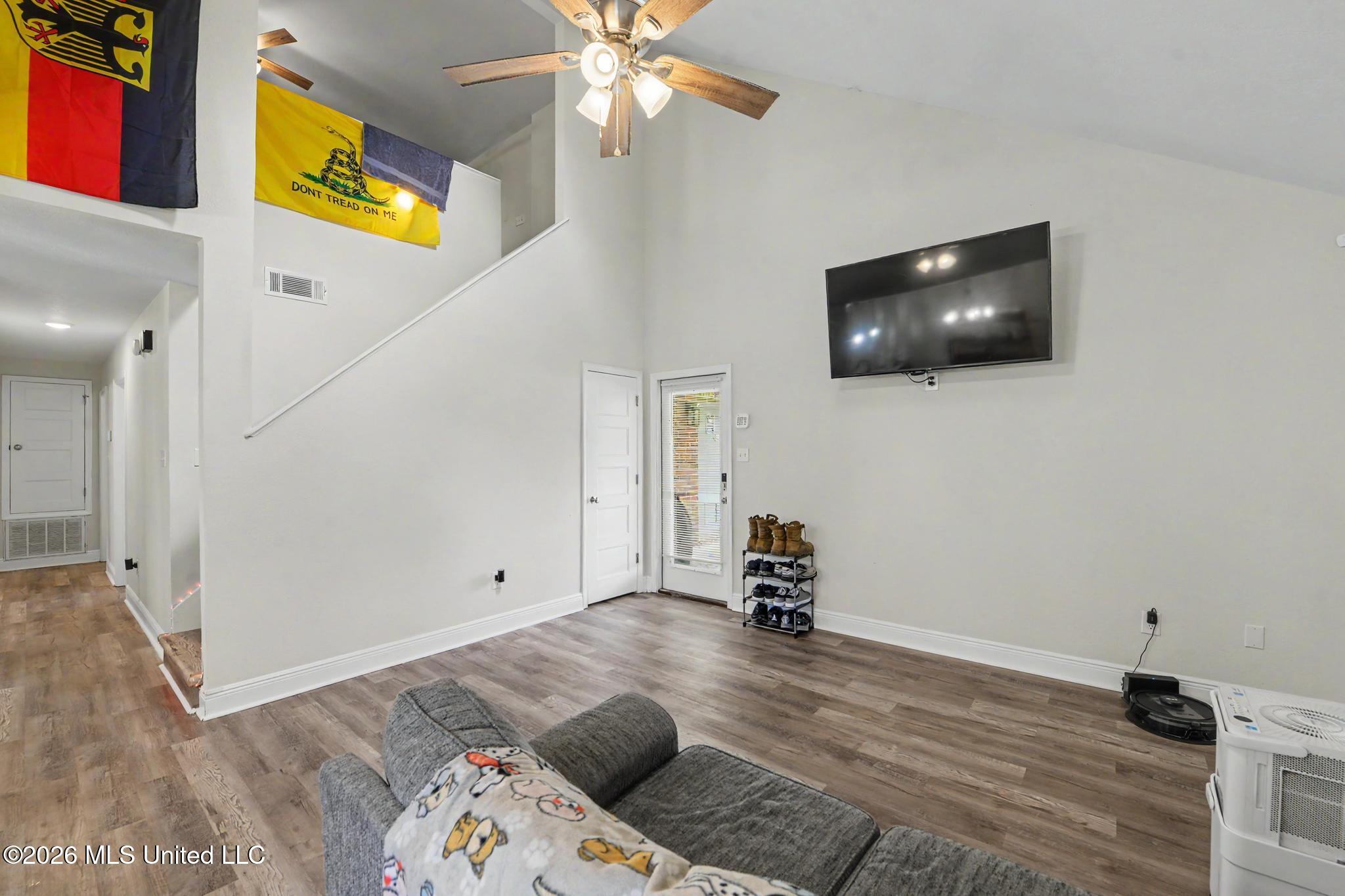 13404 Locust Hill Drive Property Photo 4