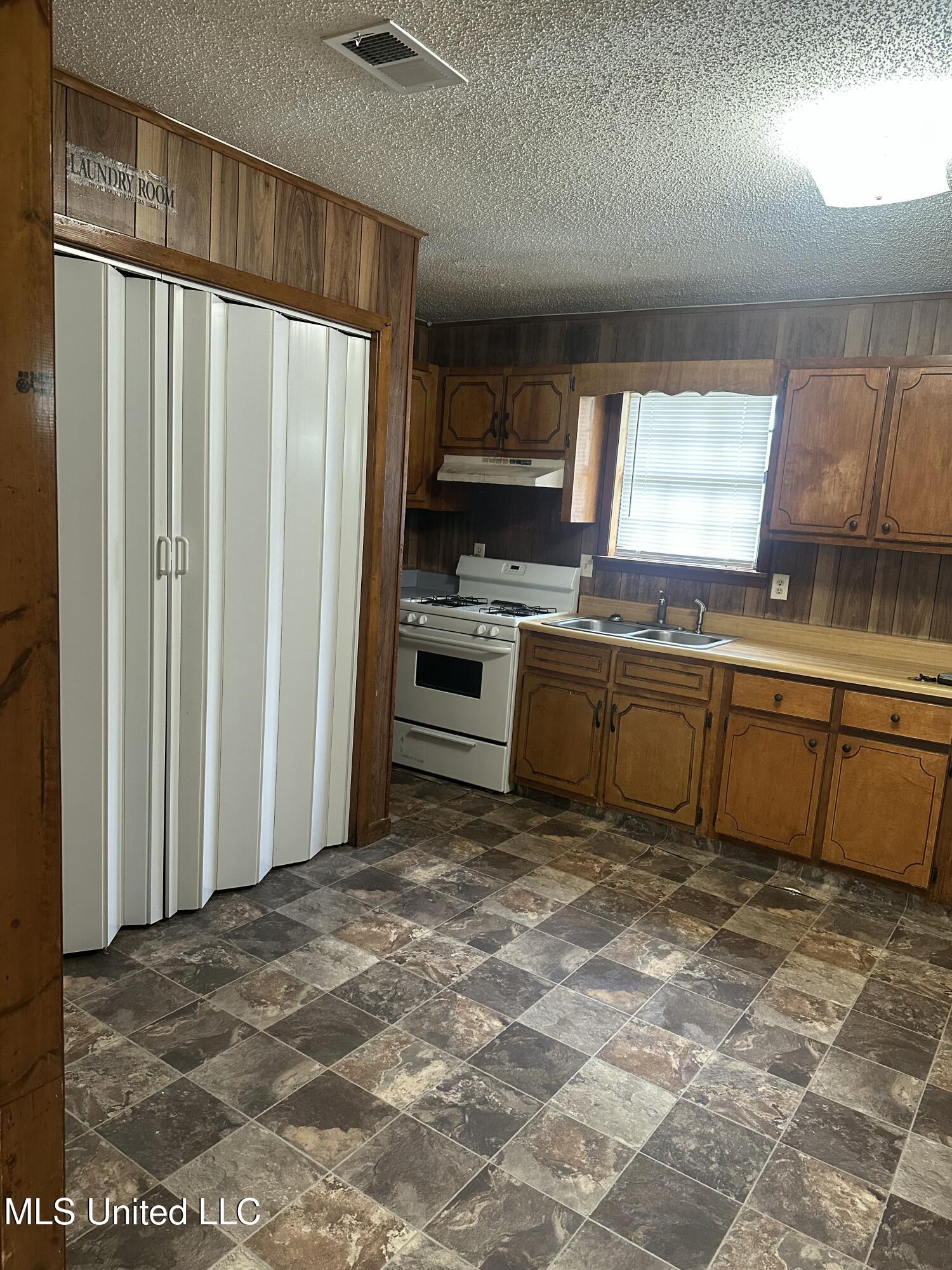 103 Sherwood Drive Property Photo 14