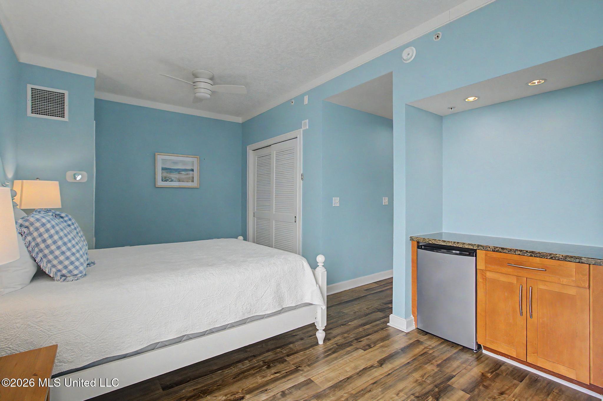 2060 Beach Boulevard Property Photo 25