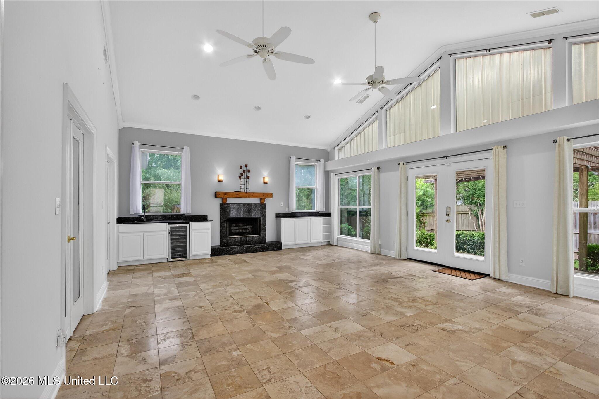 6410 Iona Street Property Photo 7
