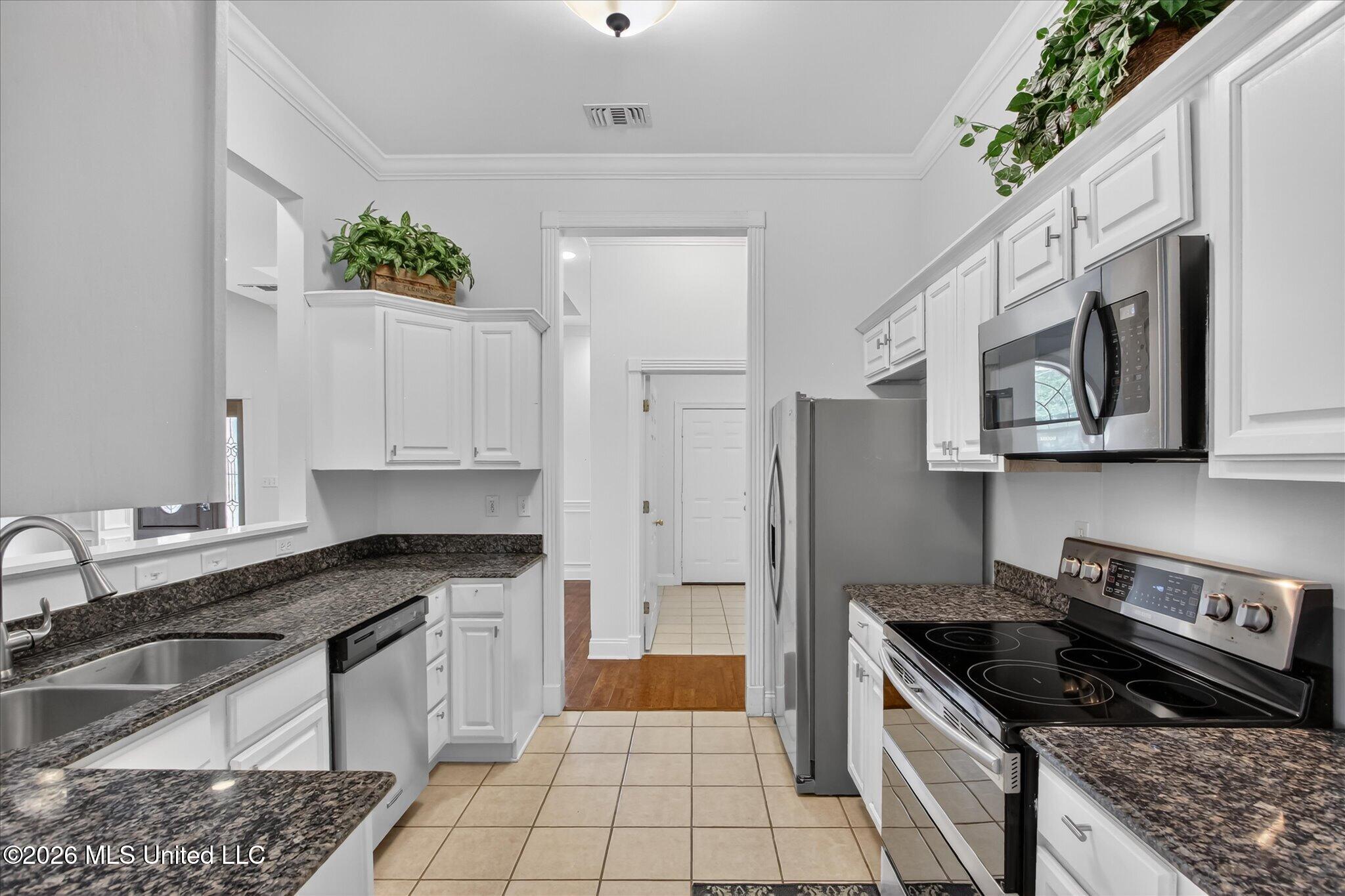 6410 Iona Street Property Photo 12