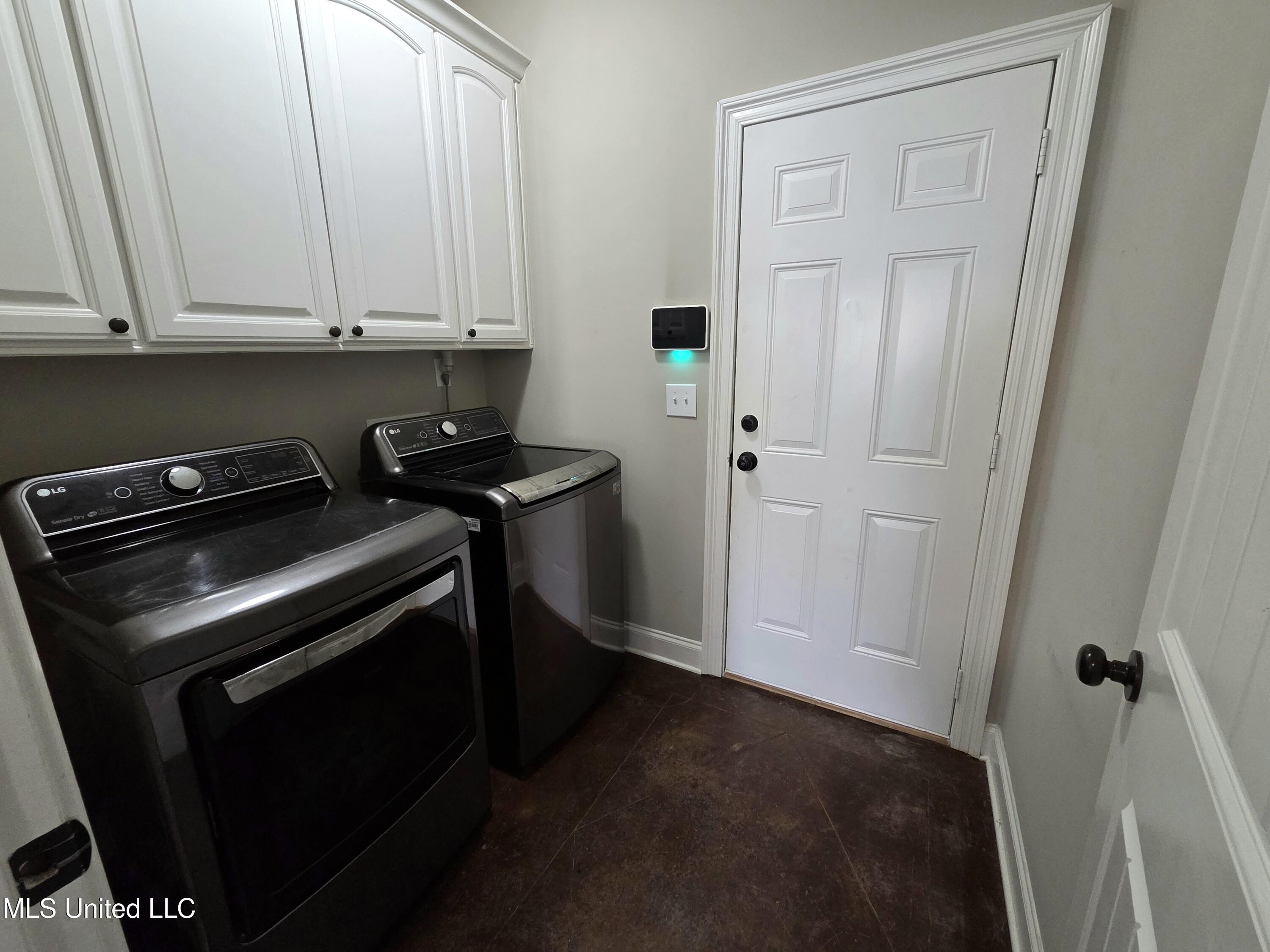305 Flagstone Drive Property Photo 14