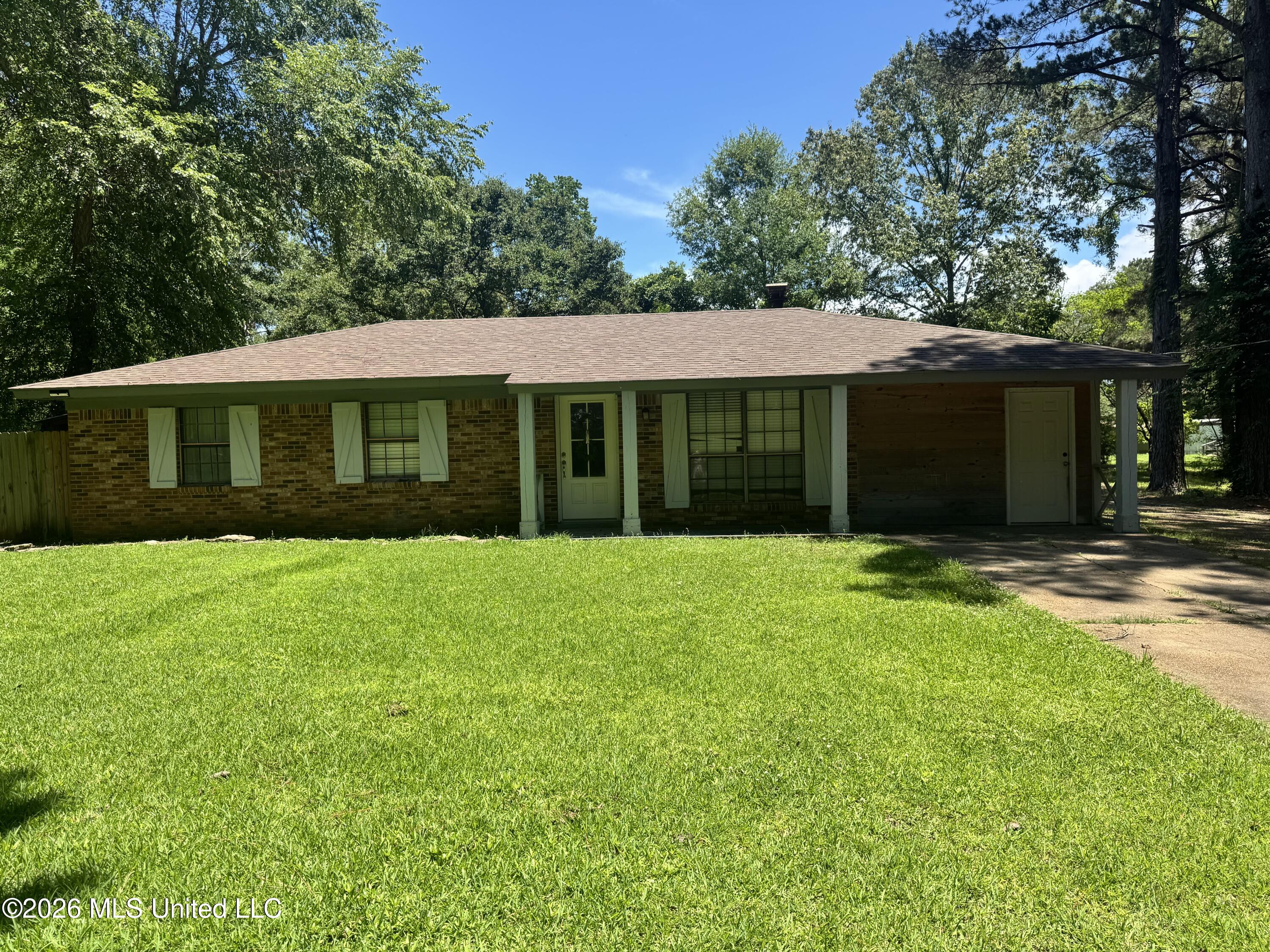 290 Twin Lakes Drive Property Photo 1