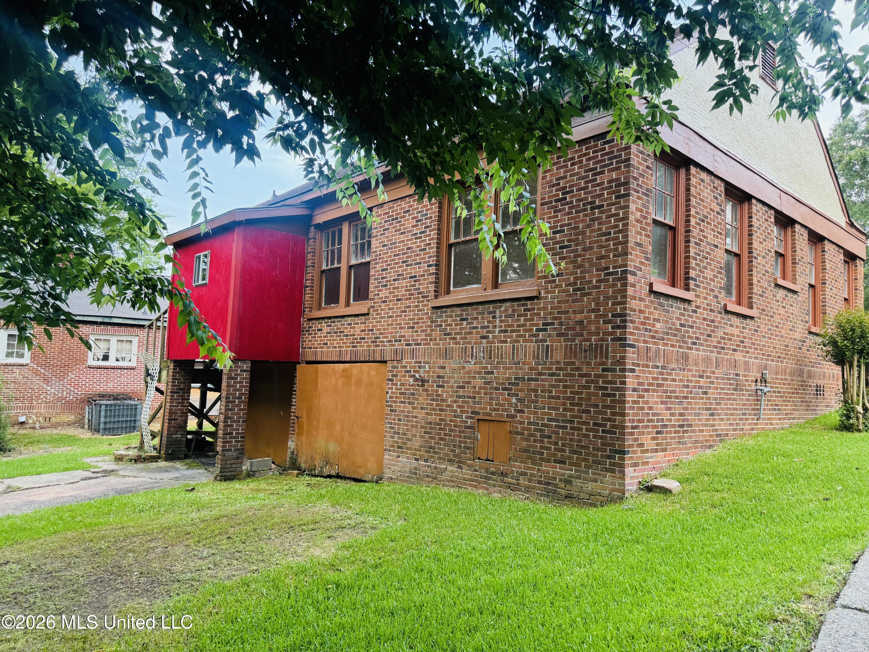 428 Decelle Street Property Photo 3