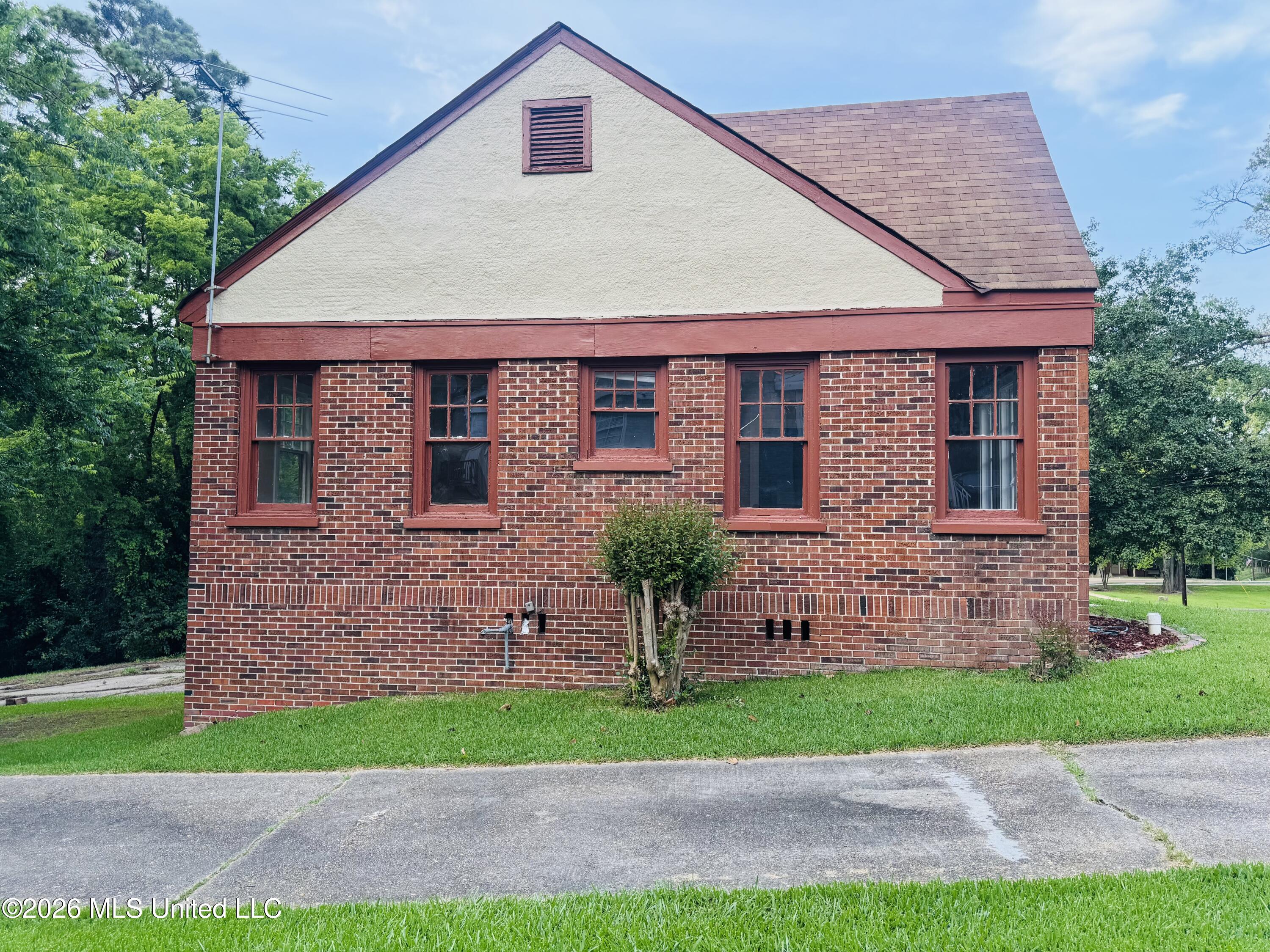 428 Decelle Street Property Photo 4