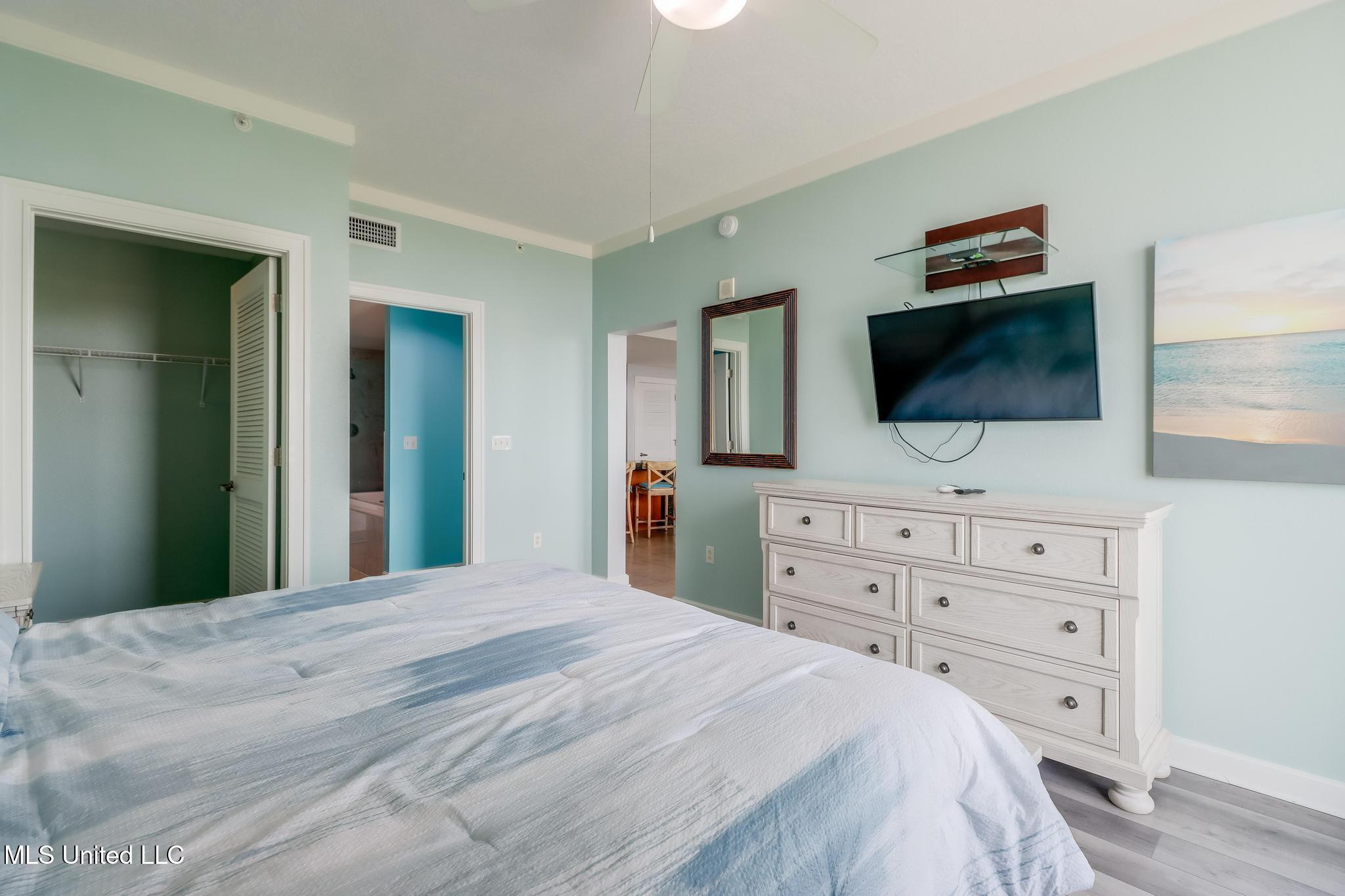 2060 Beach Boulevard Property Photo 8