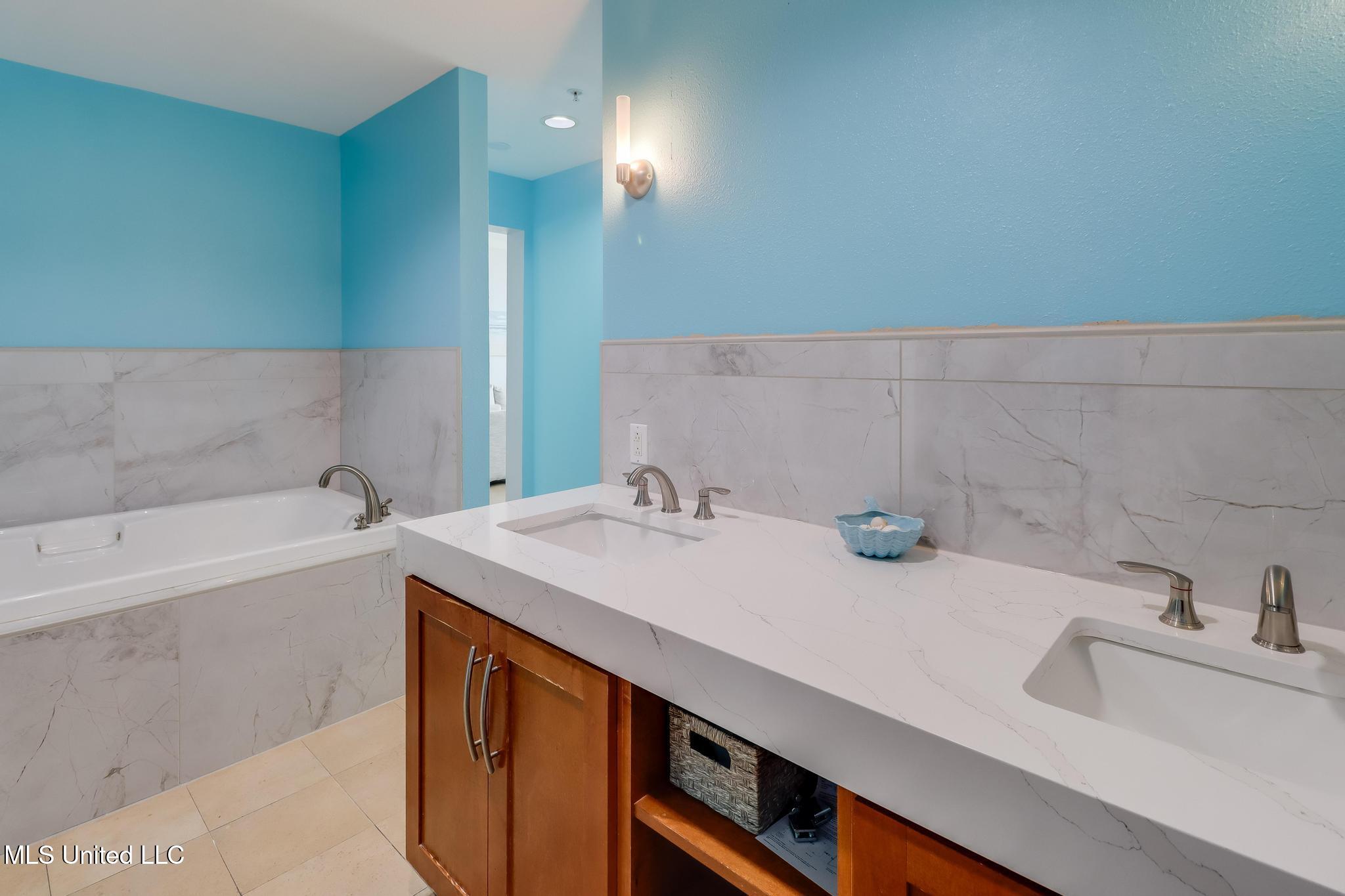 2060 Beach Boulevard Property Photo 10