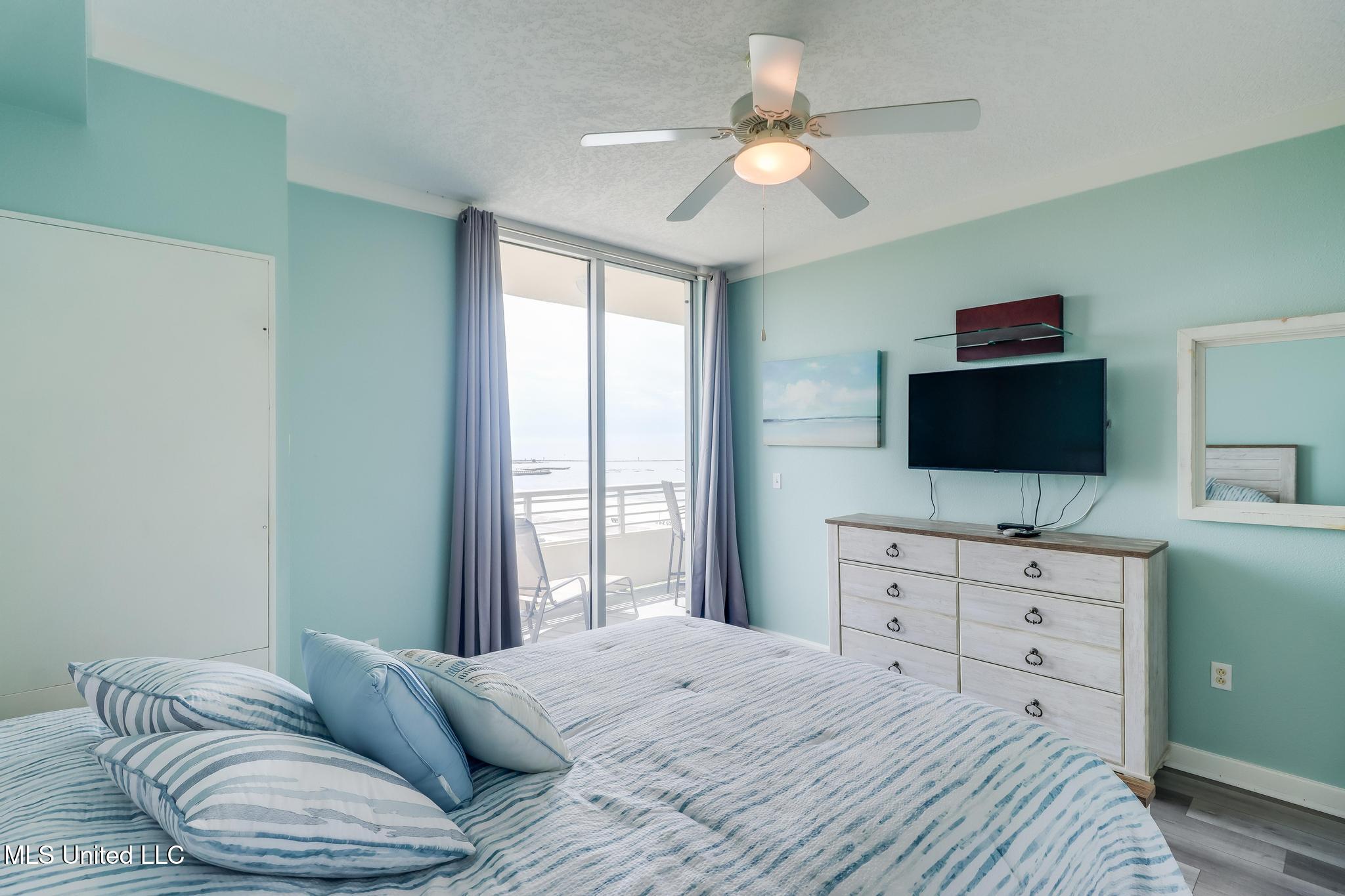 2060 Beach Boulevard Property Photo 16