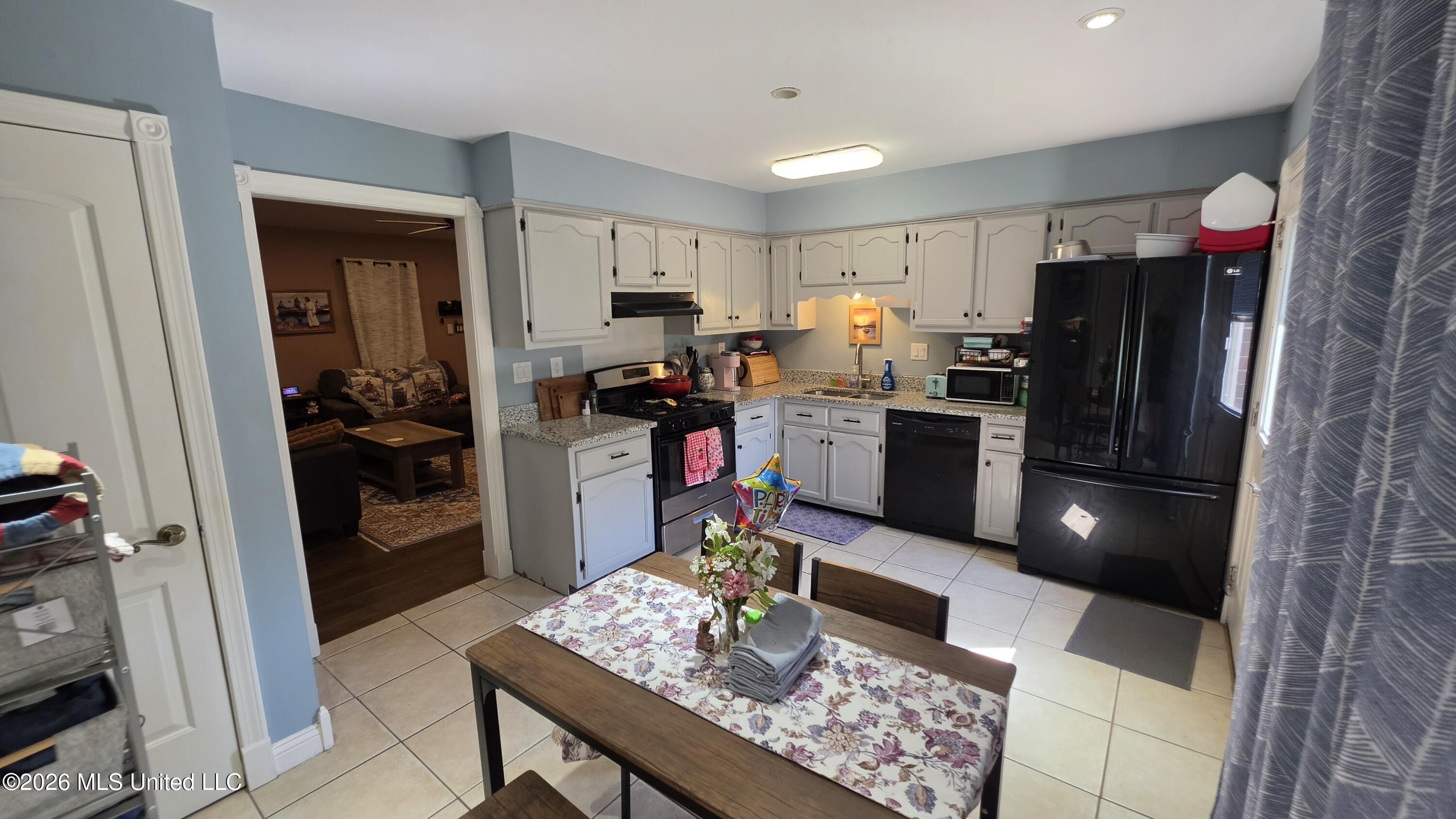 4215 Highgate Drive Property Photo 4