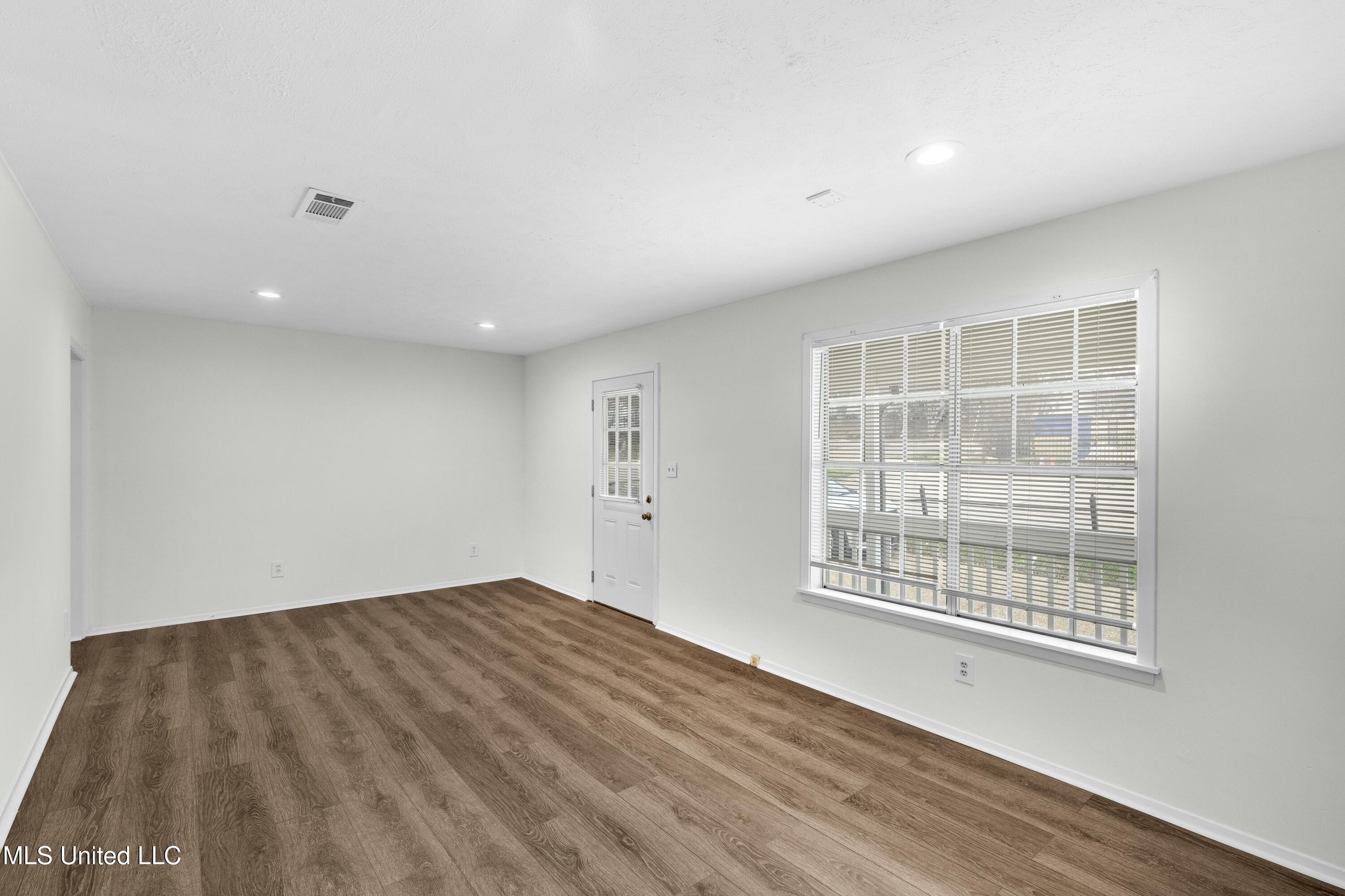 1030 Greymont Street Property Photo 6