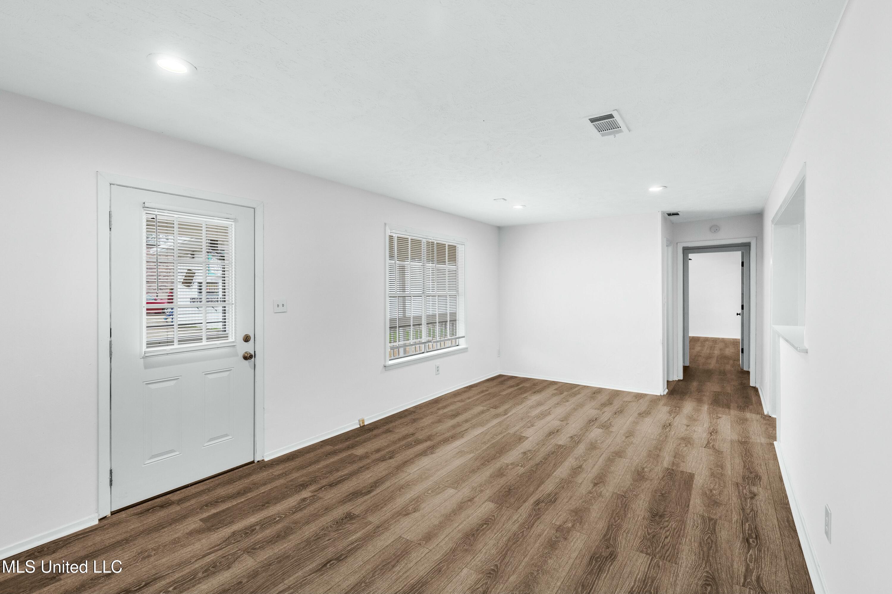 1030 Greymont Street Property Photo 8