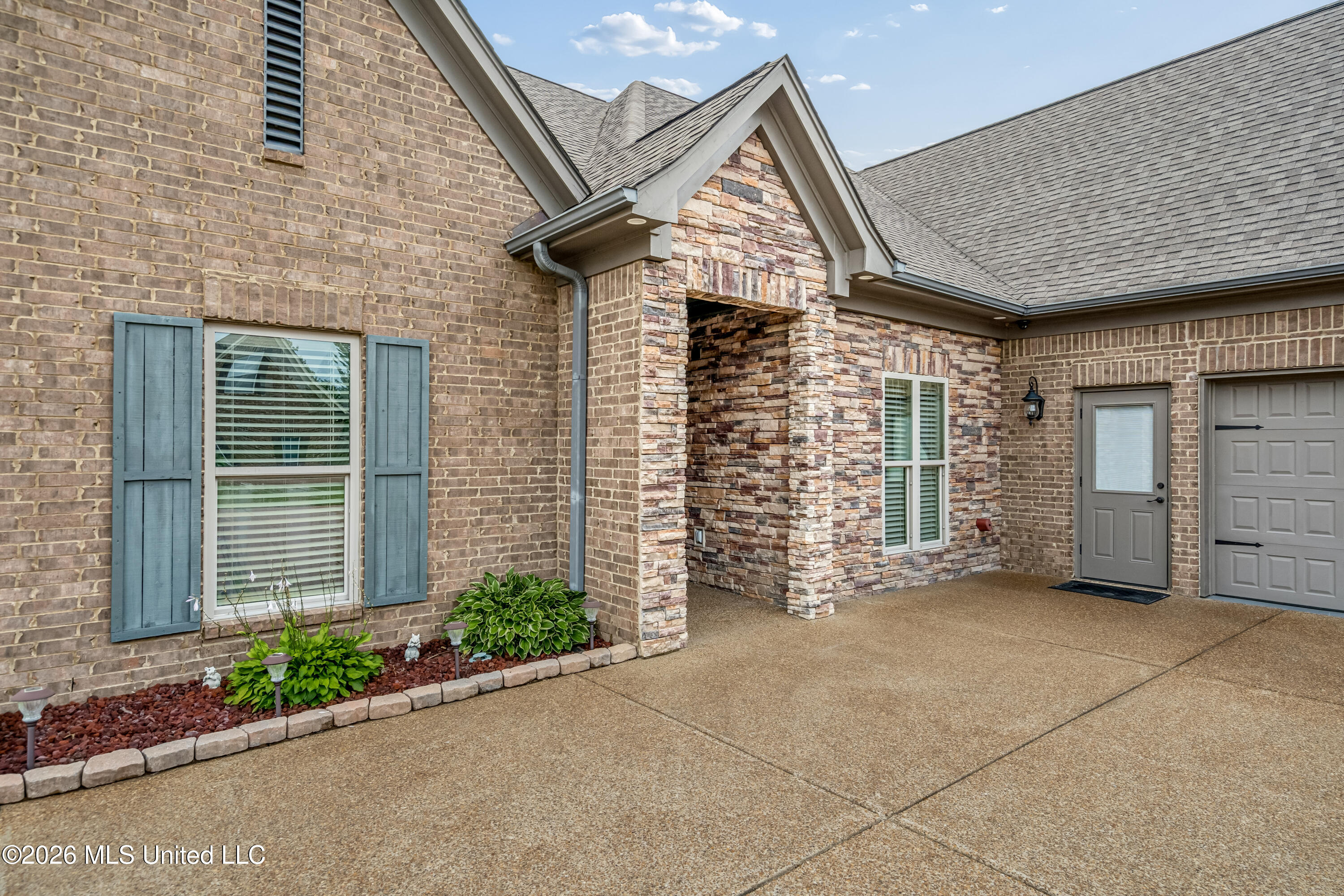 2190 Redbud Cove Property Photo 2