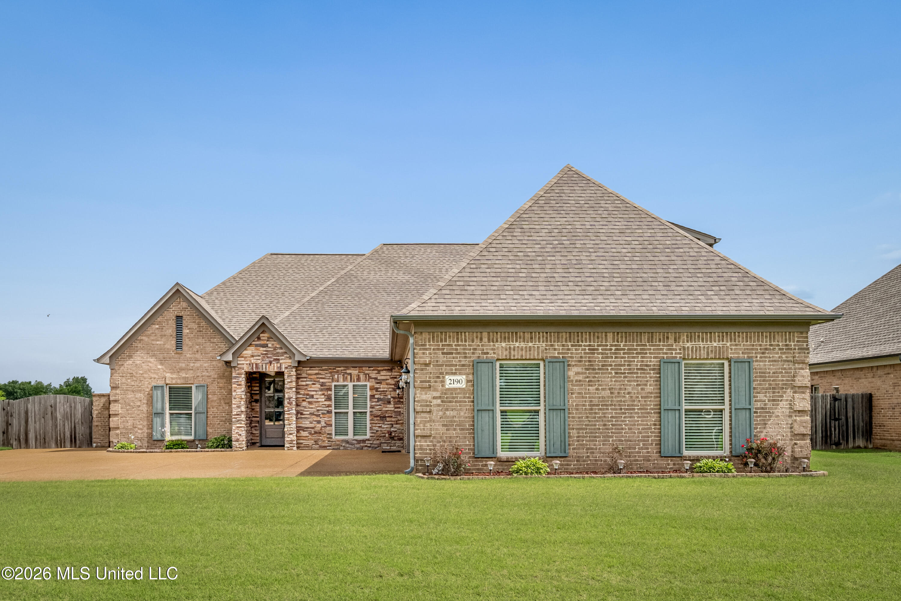 2190 Redbud Cove Property Photo 3