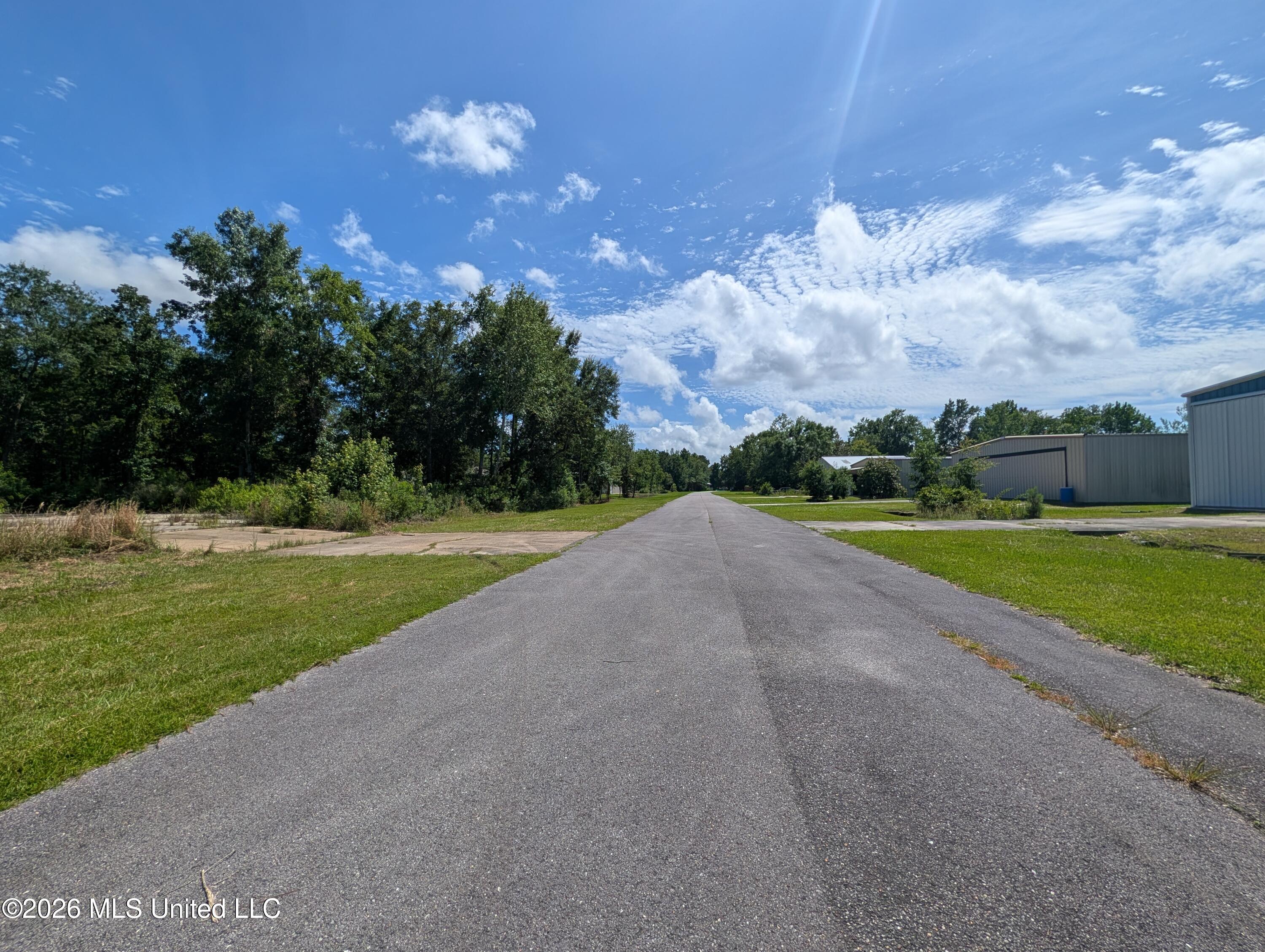 2332 Airport Drive Property Photo 8