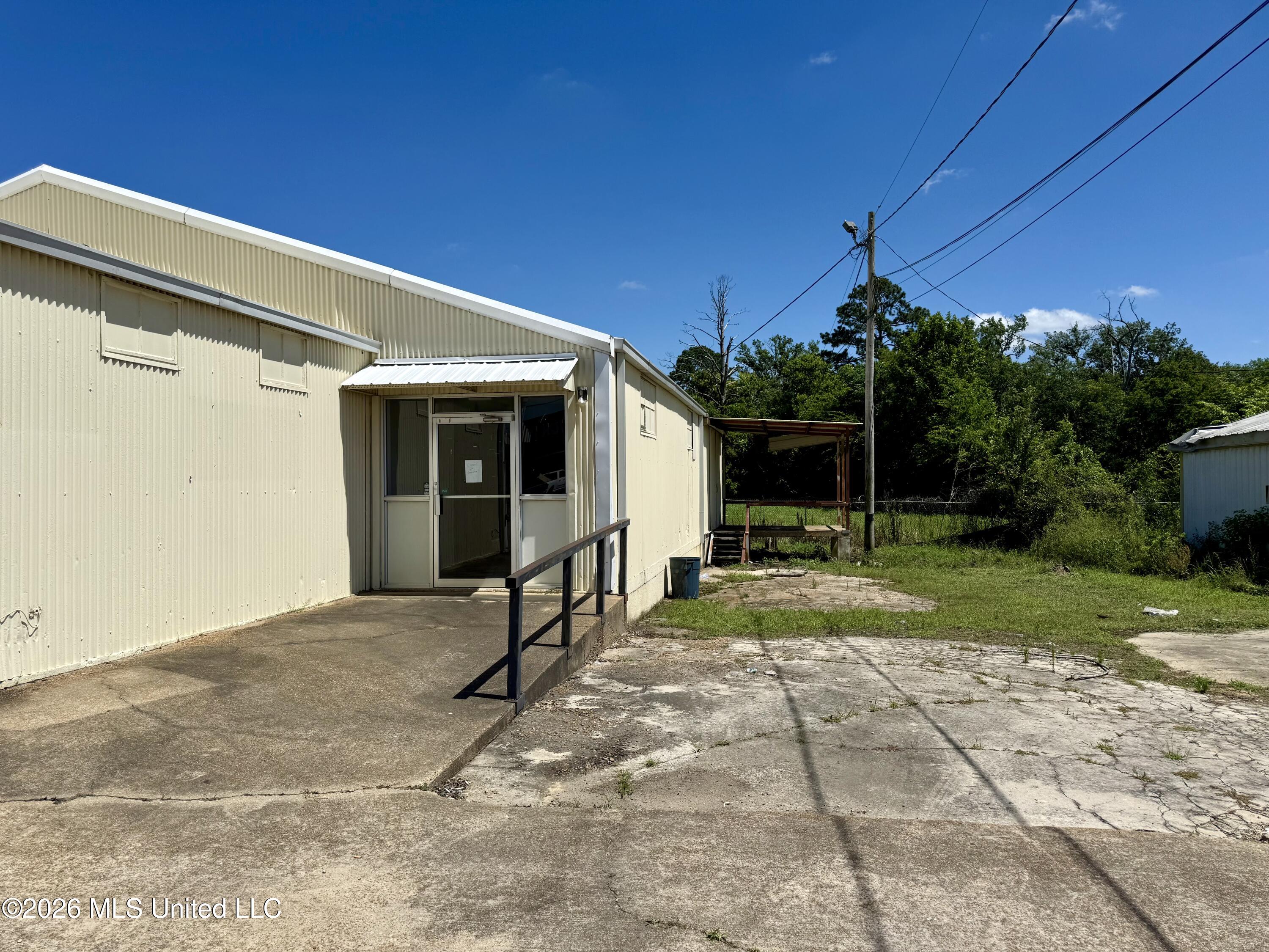804 W 3rd Street Property Photo 13