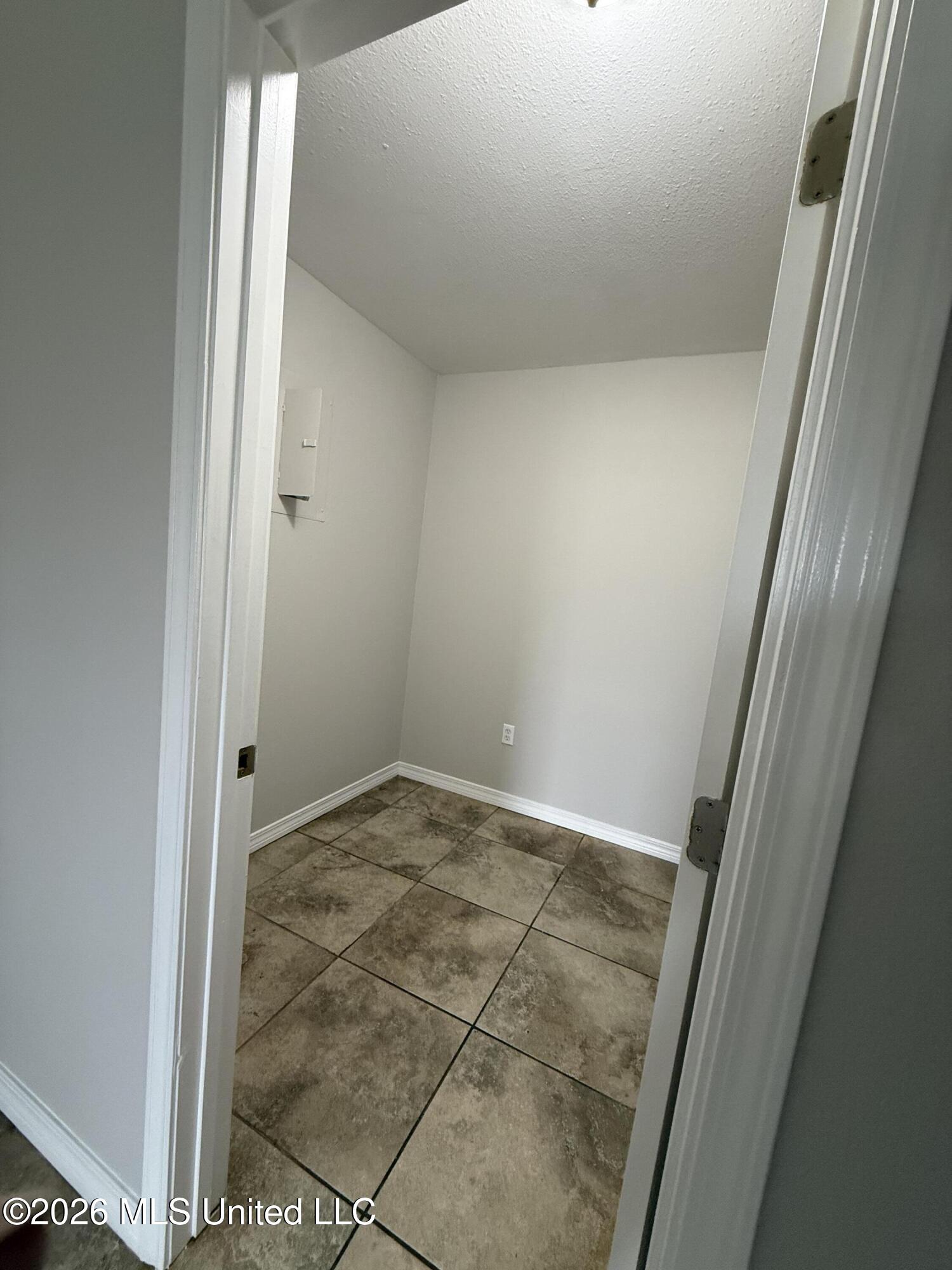 98 Russell Boulevard Property Photo 5