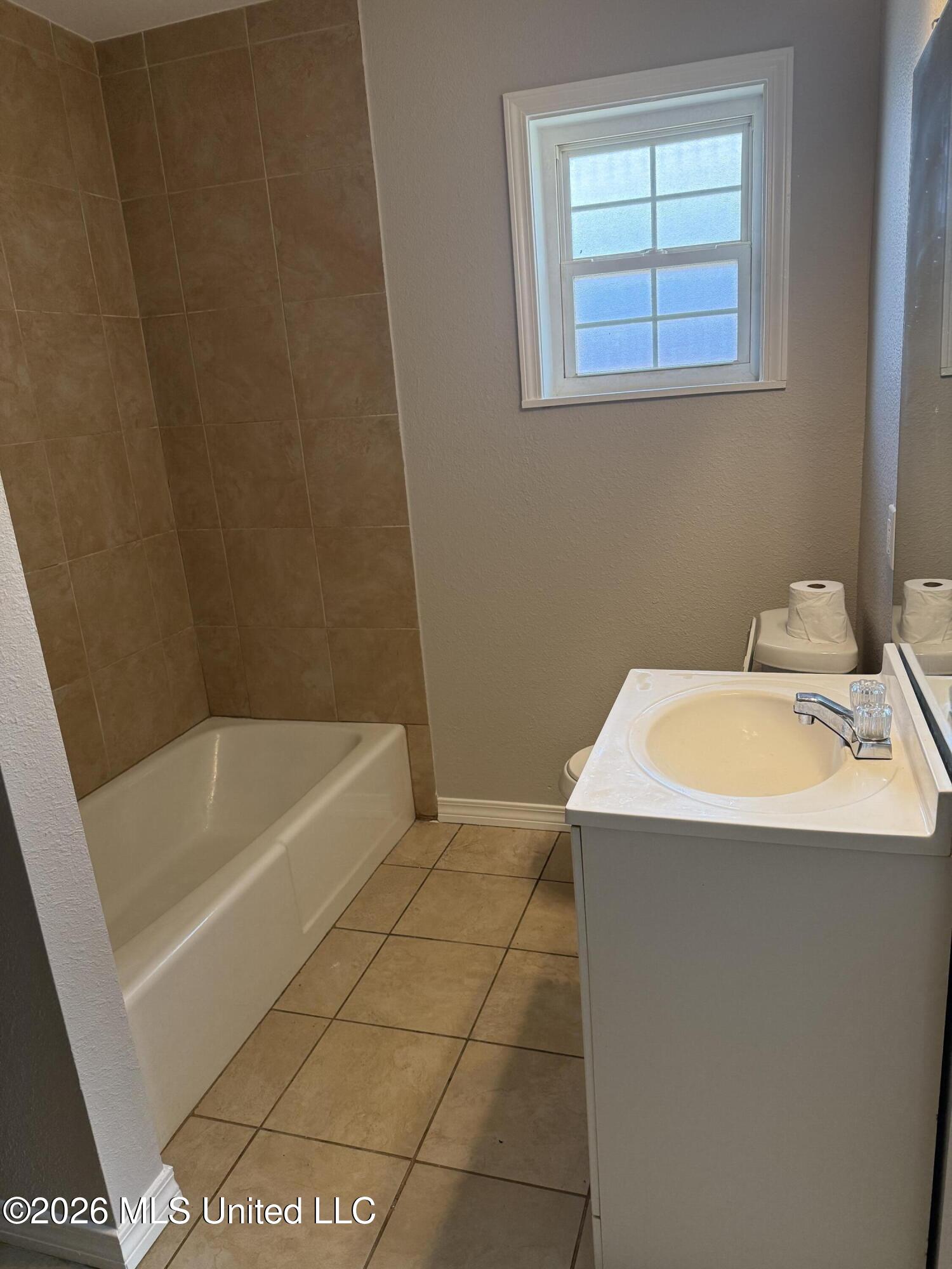 98 Russell Boulevard Property Photo 6