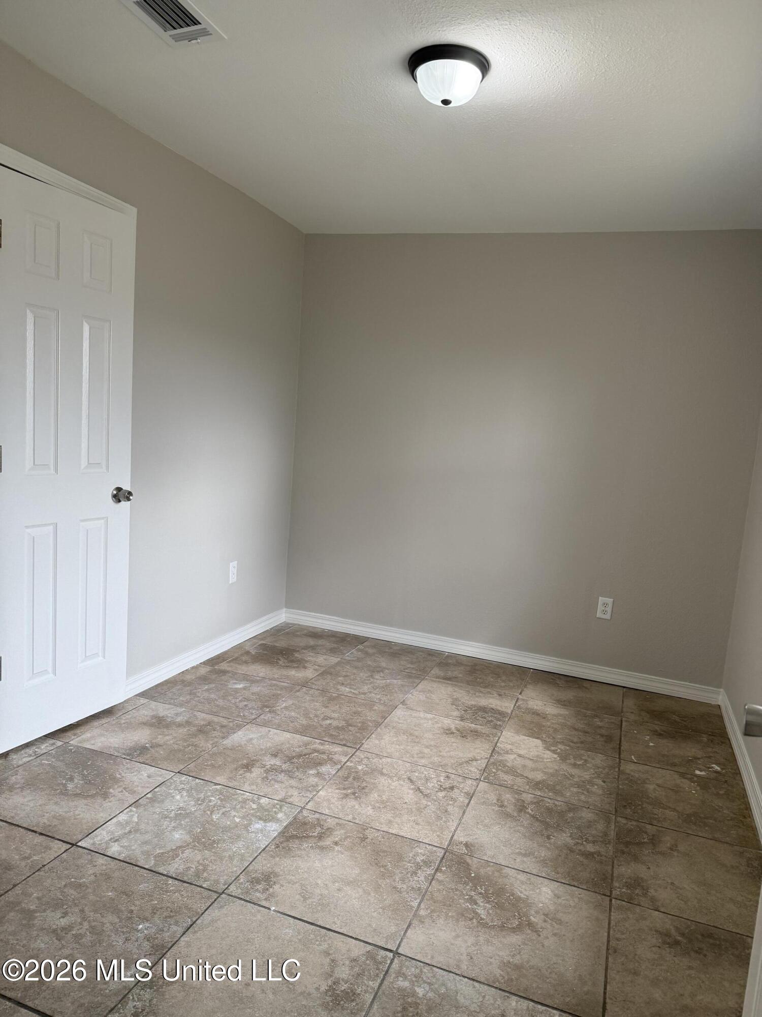 98 Russell Boulevard Property Photo 7